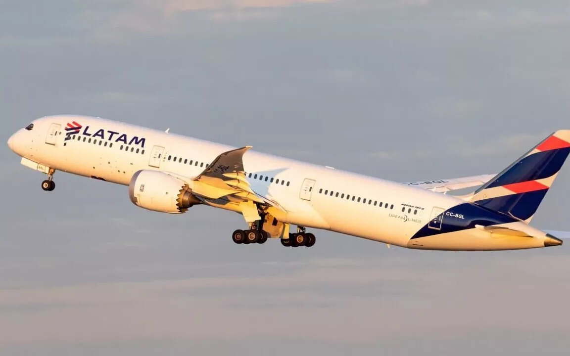 Boeing lỗi liên tục, hàng không Mỹ thu hẹp quy mô hoạt động- Ảnh 3. Máy bay Boeing lại gặp sự cố, 50 hành khách bị thương