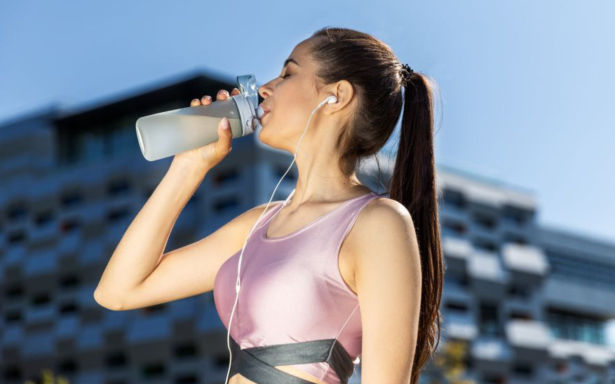 7 nguyên tắc vàng uống nước phòng ngừa bệnh lý mùa nắng nóng- Ảnh 3. Uống nước lạnh có gây hại cho sức khỏe?