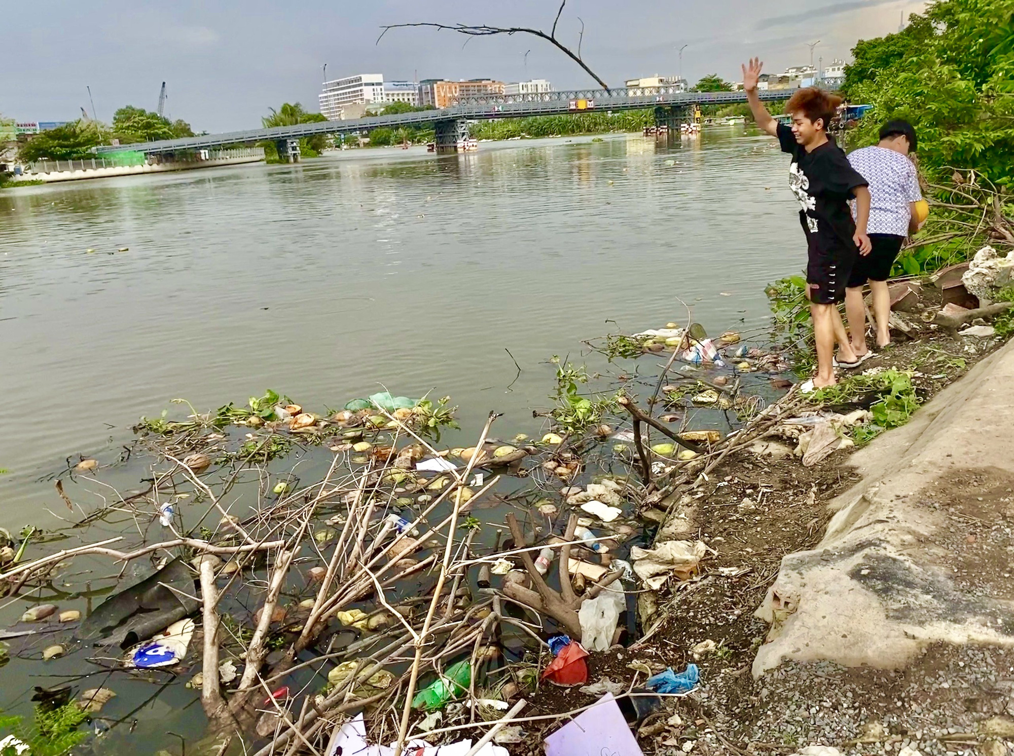 Rác thải tấn công kênh rạch tại TP.HCM, người dân bịt mũi khi ngang qua ...