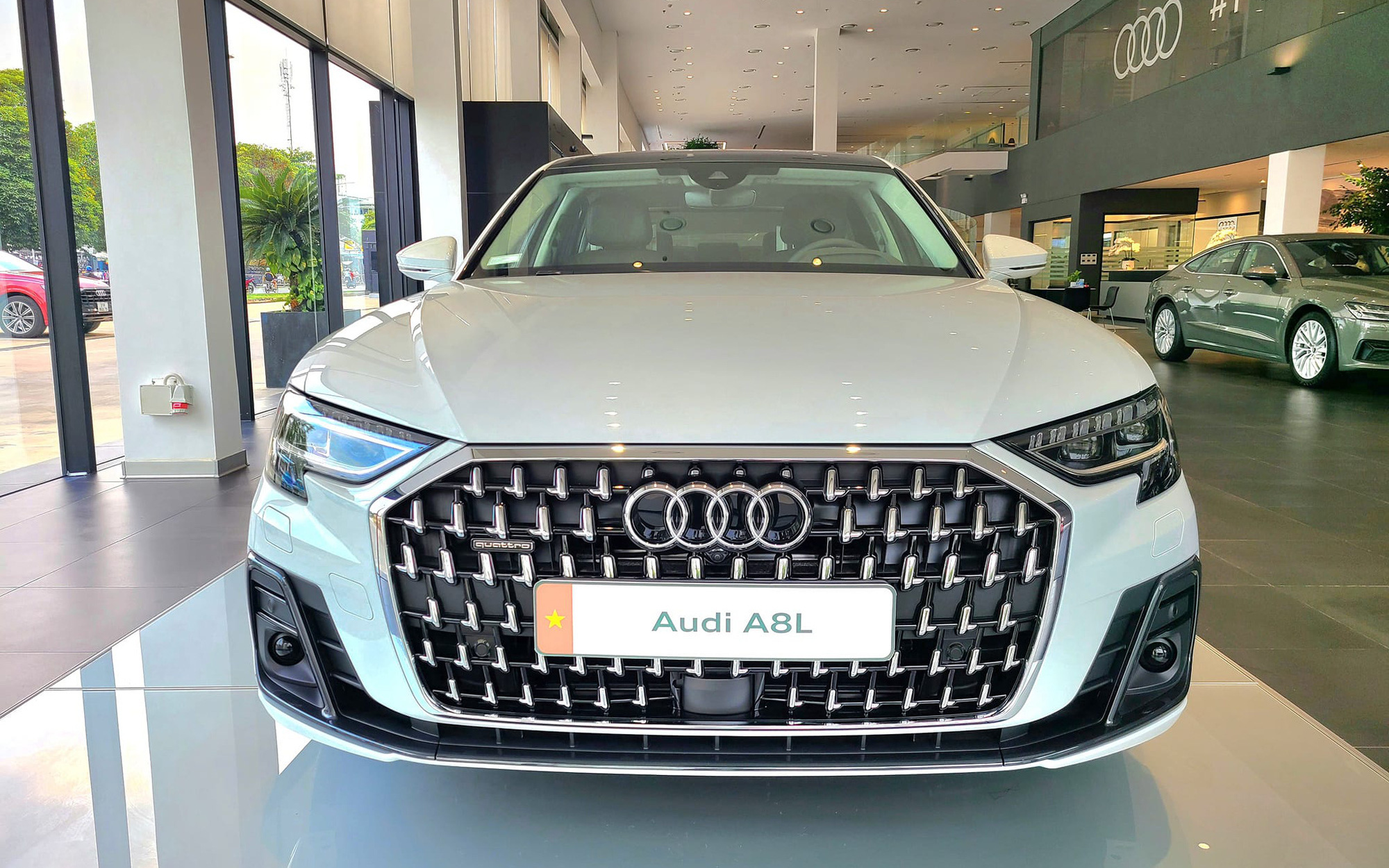Audi A8L gặp tai nạn được rao bán với giá 380 triệu đồng, cộng đồng mạng đánh giá chỉ đáng 50 triệu- Ảnh 7. Tin tức giá xe: Audi A8 giảm giá tới 2 tỉ, xả hàng tồn từ 2022