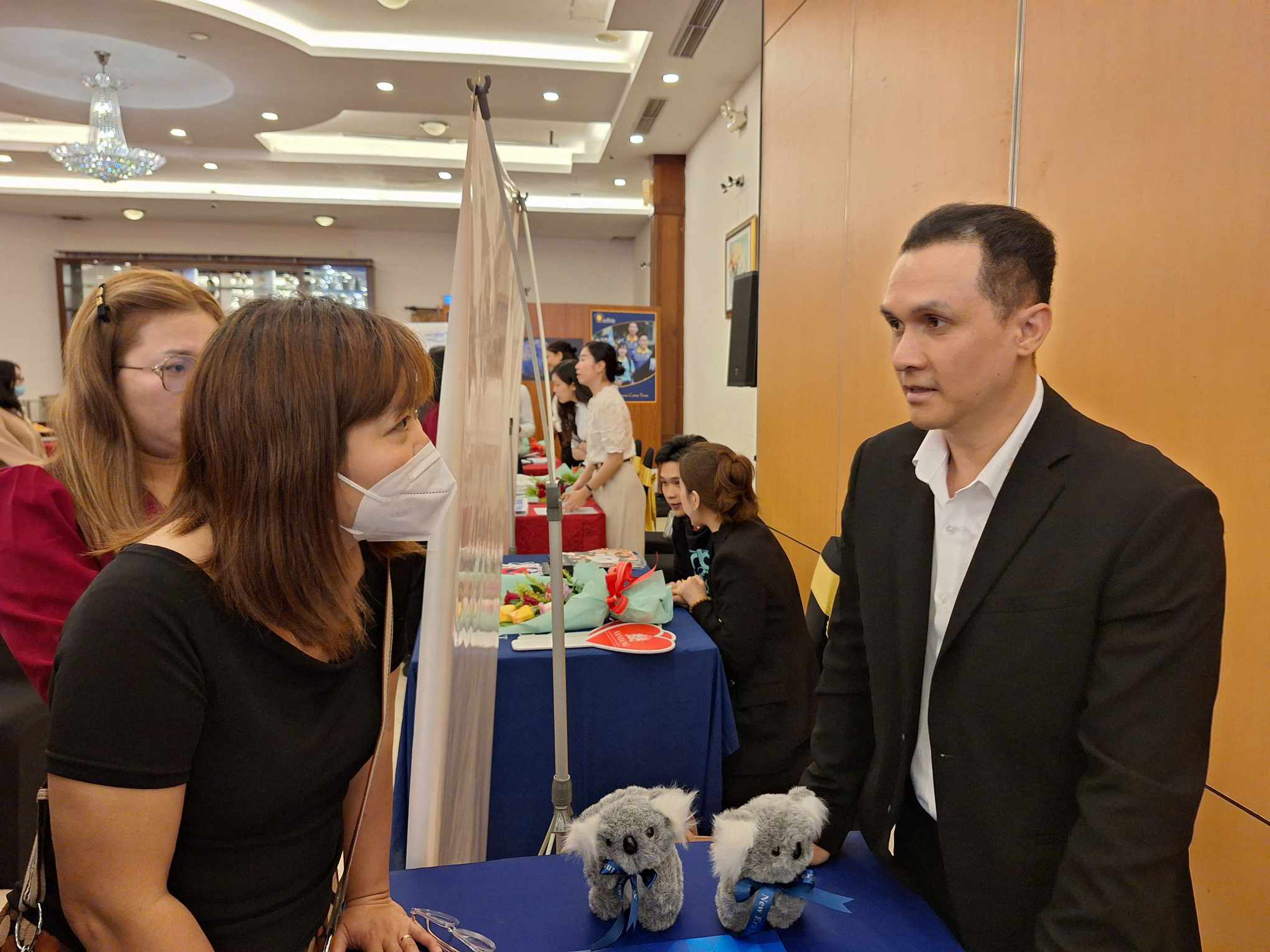 Japonské, německé a francouzské restaurace „žízní“ po vietnamských pracovníkech, je potřeba i mytí nádobí – Foto 3. Ông Thái Dũng Tâm, quản lý tuyển sinh của Học viện New Era (Úc), chia sẻ cơ hội du học nghề tại Úc - Ảnh: TRỌNG NHÂN