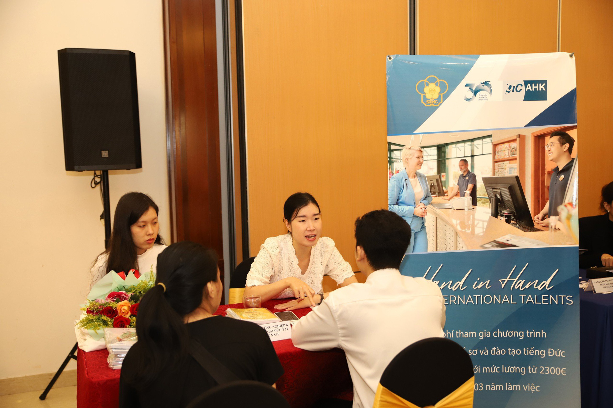 Japonské, německé a francouzské restaurace „žízní“ po vietnamských pracovníkech, je potřeba i mytí nádobí – Foto 1. Đại diện dự án Hand in Hand for International Talents (Đức) chia sẻ thông tin tuyển dụng lao động tại hội thảo ngày 12-3 - Ảnh: TRỌNG NHÂN