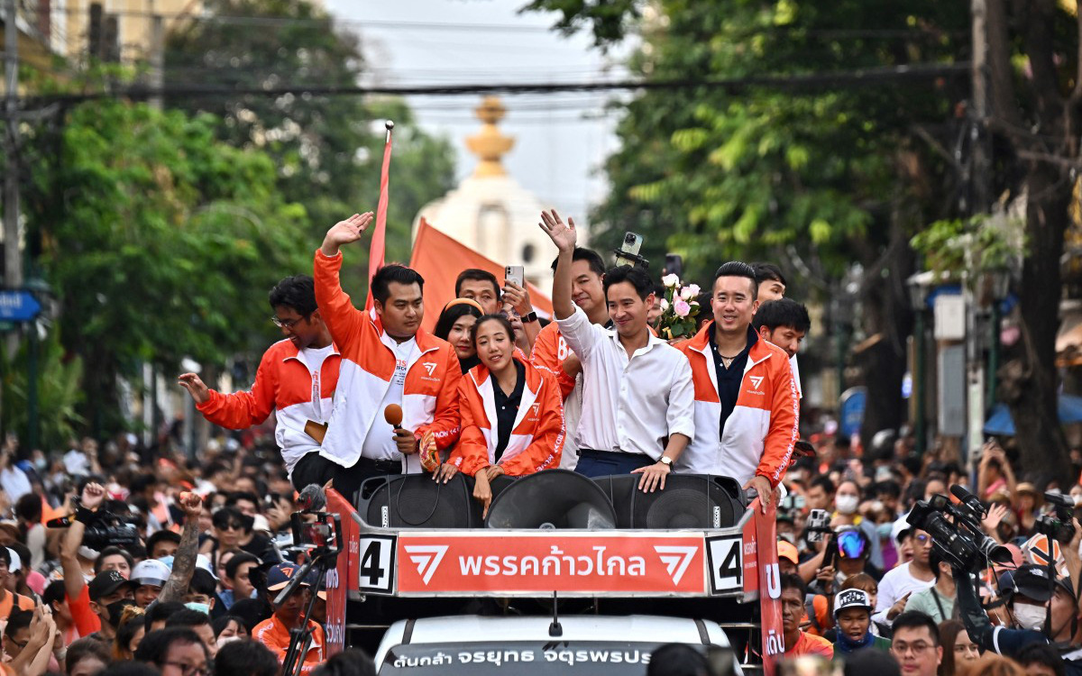 Phóng hỏa hàng loạt tại các tỉnh miền nam Thái Lan- Ảnh 3. Thái Lan thông qua nghị quyết giải tán Đảng Tiến bước đối lập