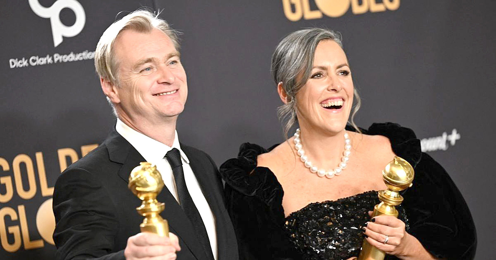 اسکار و مردان سپاسگزار از همسرانشان - عکس ۱. Đạo diễn Christopher Nolan và người vợ Emma Thomas chụp ảnh sau khi đại thắng ở giải Oscar cho phim Oppenheimer - Ảnh: AP