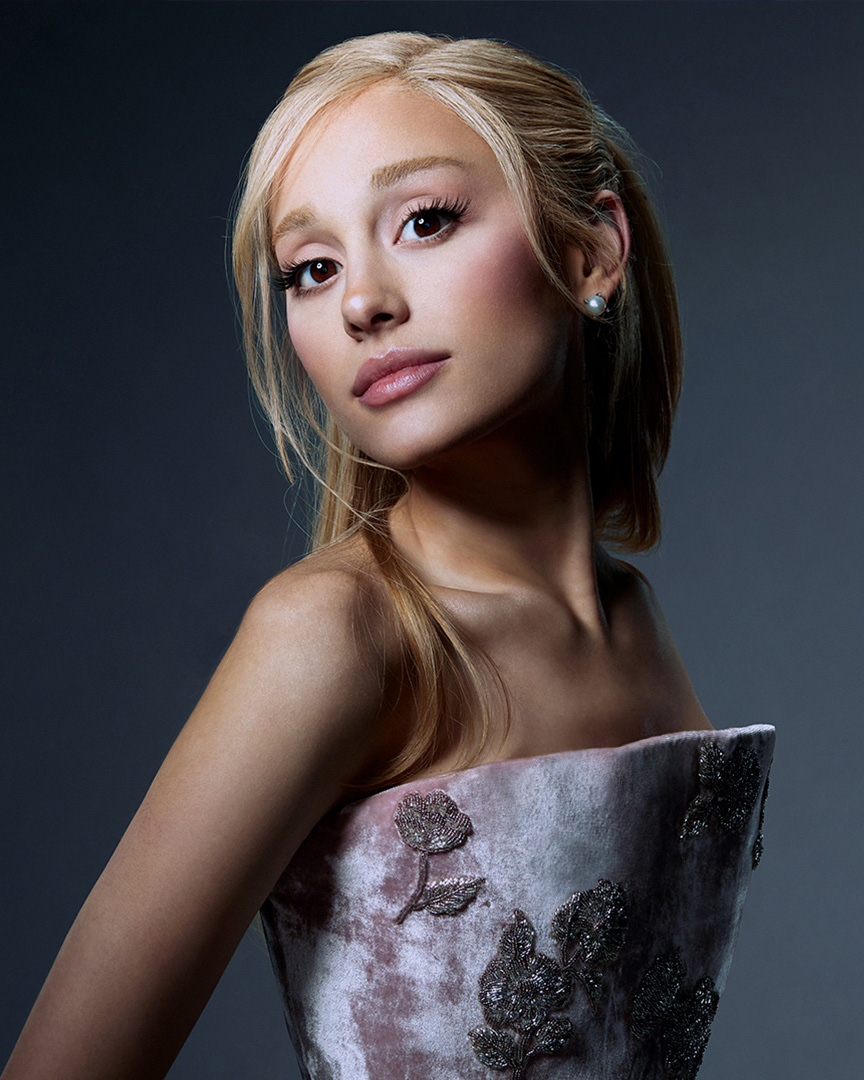 Ariana Grande strălucește în designul lui Tran Hung - Foto: NVCC Ariana Grande rạng ngời trong thiết kế của Trần Hùng - Ảnh: NVCC