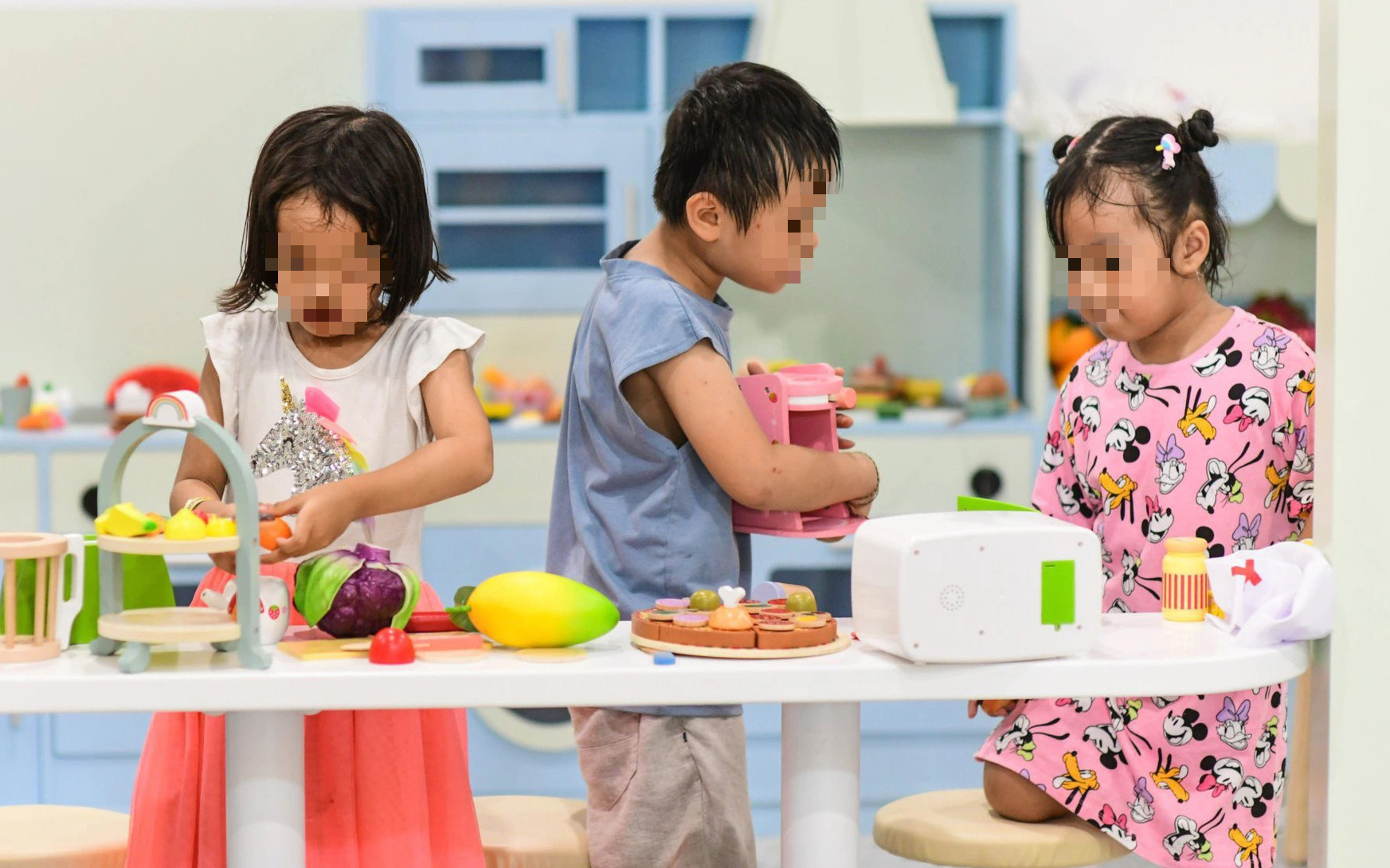 Cha mẹ châu Âu dạy con: Nơi đông người, nói đủ nghe trong vòng 1m- Ảnh 3. Con ồn ào chạy nhảy, sao mẹ vẫn thản nhiên bàn công chuyện