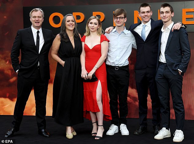 کریستوفر نولان و همسر و فرزندانش - عکس: EPA Vợ chồng Christopher Nolan và các con - Ảnh: EPA