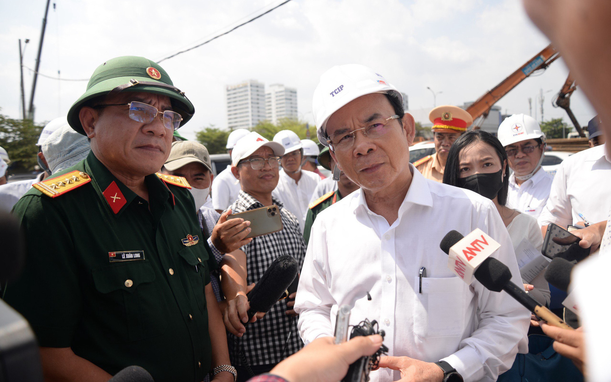 TP.HCM điều chỉnh giao thông khu vực làm hầm chui Nguyễn Văn Linh- Ảnh 2. Bí thư Nguyễn Văn Nên thị sát hầm chui Nguyễn Văn Linh, cầu đường Nguyễn Khoái