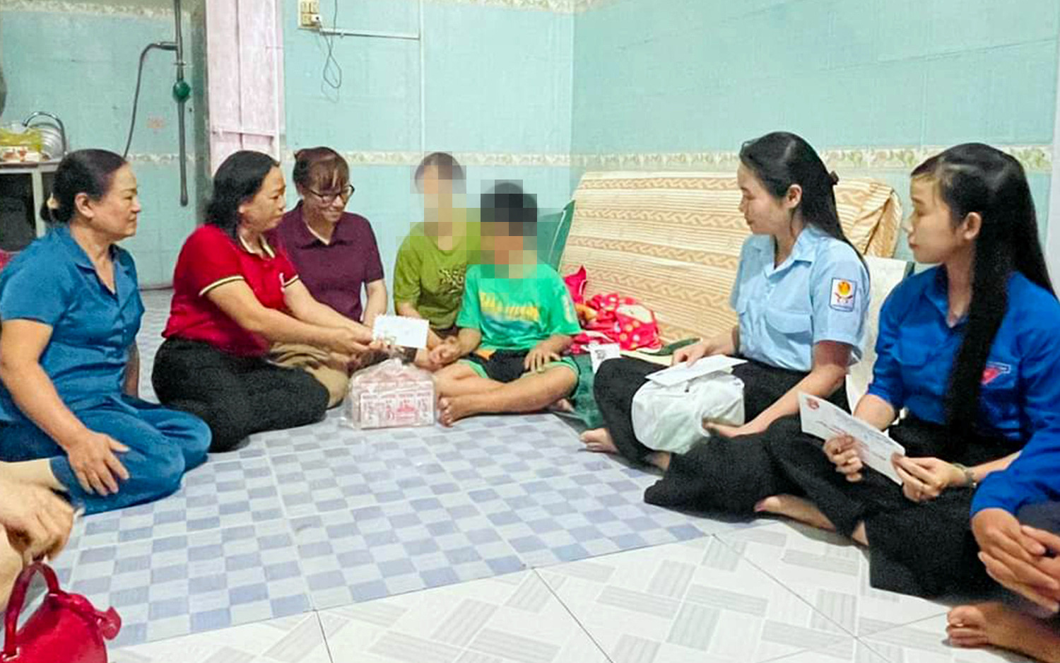 Trẻ bị bạo hành: Không thể bỏ qua việc điều trị vết thương tâm lý- Ảnh 3. Đưa bé trai 9 tuổi bị cha dượng bạo hành đi giám định thương tích
