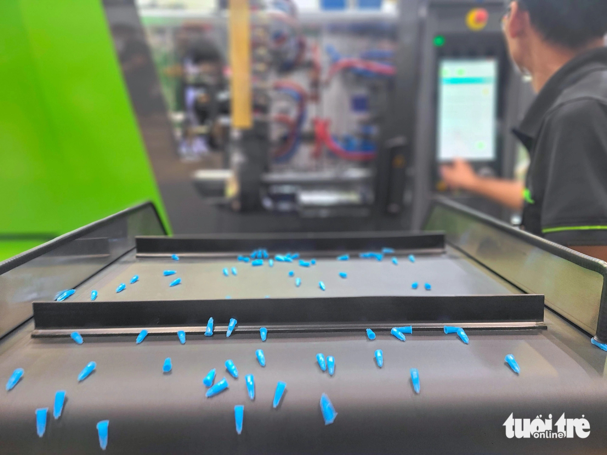 60 gian hàng trưng bày nguyên liệu, thiết bị tiên tiến nhất ngành nhựa và cao su non- Ảnh 2. Mãy đúc khung nhựa đời với độ chính xác cao được trưng bày và trình diễn tại triển lãm - Ảnh: NHẬT XUÂN