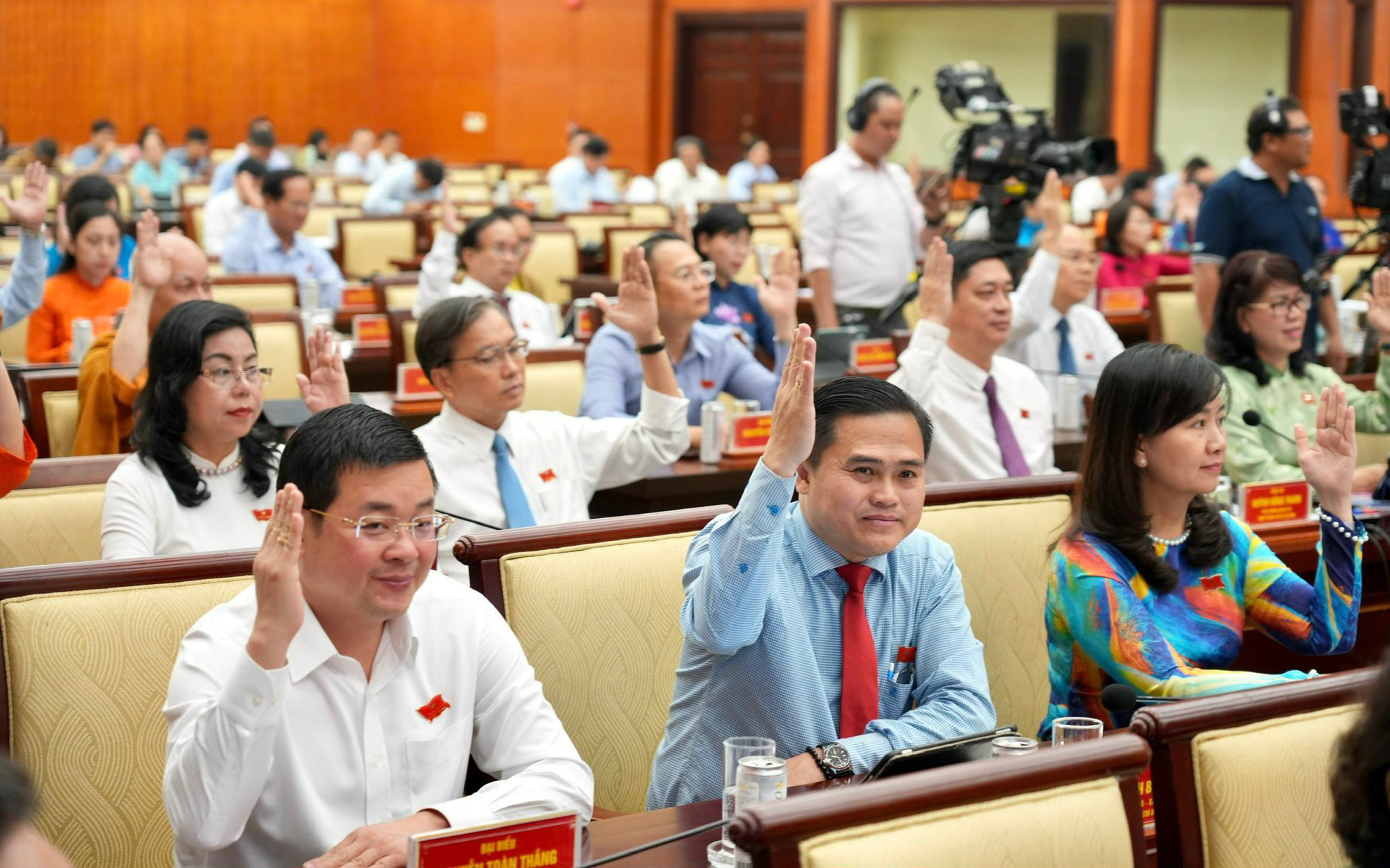 HĐND TP.HCM họp bầu bổ sung phó chủ tịch- Ảnh 3. HĐND TP.HCM bàn cụ thể hóa nghị quyết 98 và công tác nhân sự