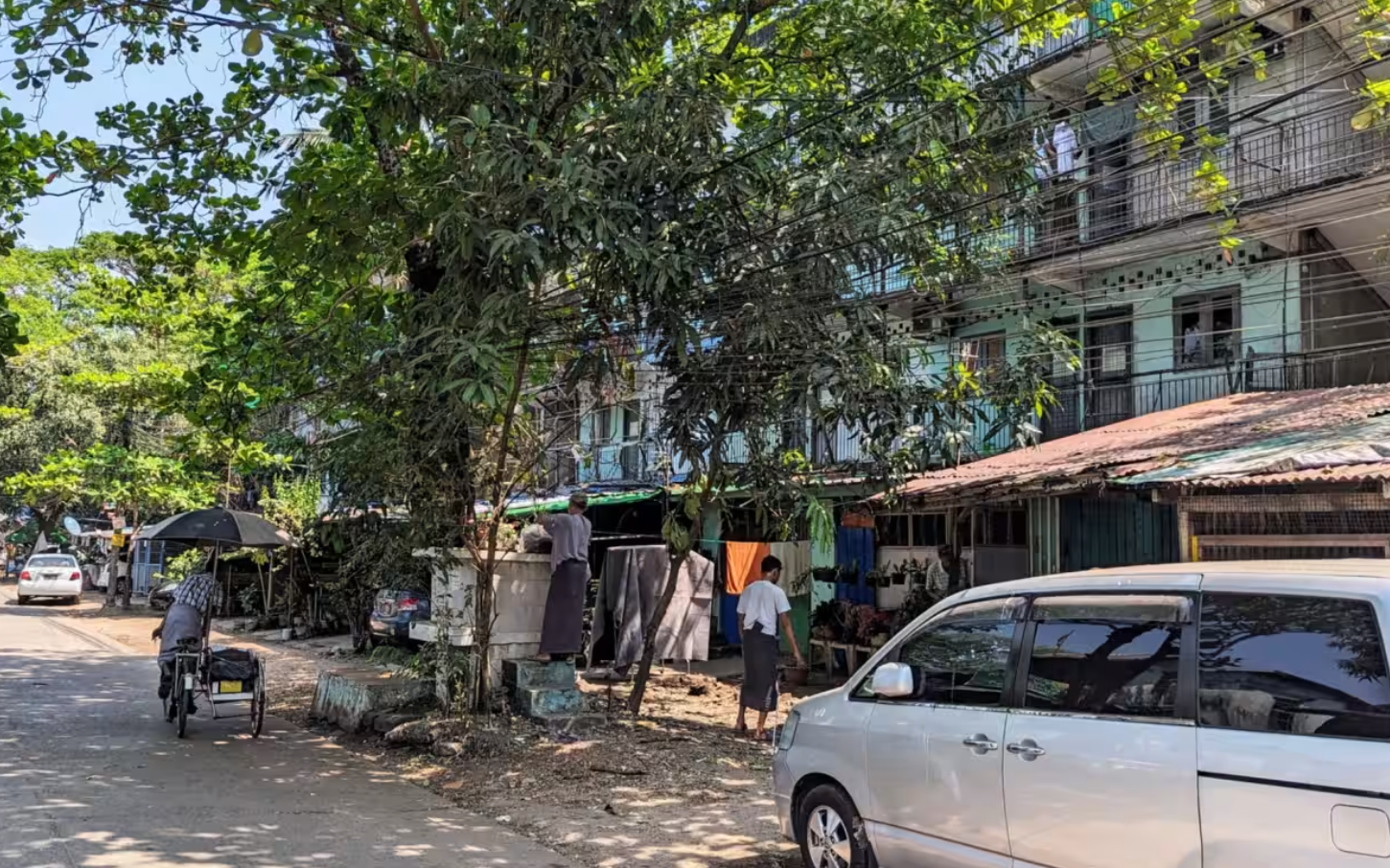 Thái Lan bắt đầu chuyển hàng cứu trợ cho Myanmar- Ảnh 4. Myanmar: Nhiều vụ nổ nhắm vào doanh nghiệp có liên hệ với quân đội