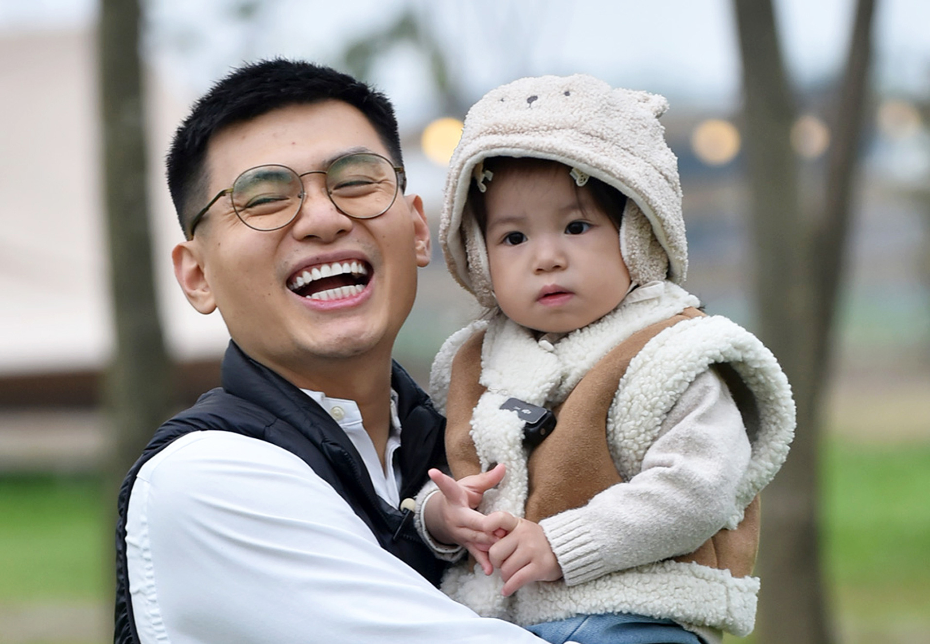 赤ちゃんのパムちゃん(2歳)とお父さんが「ママはいないけどパパはスーパーヒーロー」に参加 - 写真:BTC Bé Pam (2 tuổi) cùng cha tham gia Mẹ vắng nhà ba là siêu nhân - Ảnh: BTC
