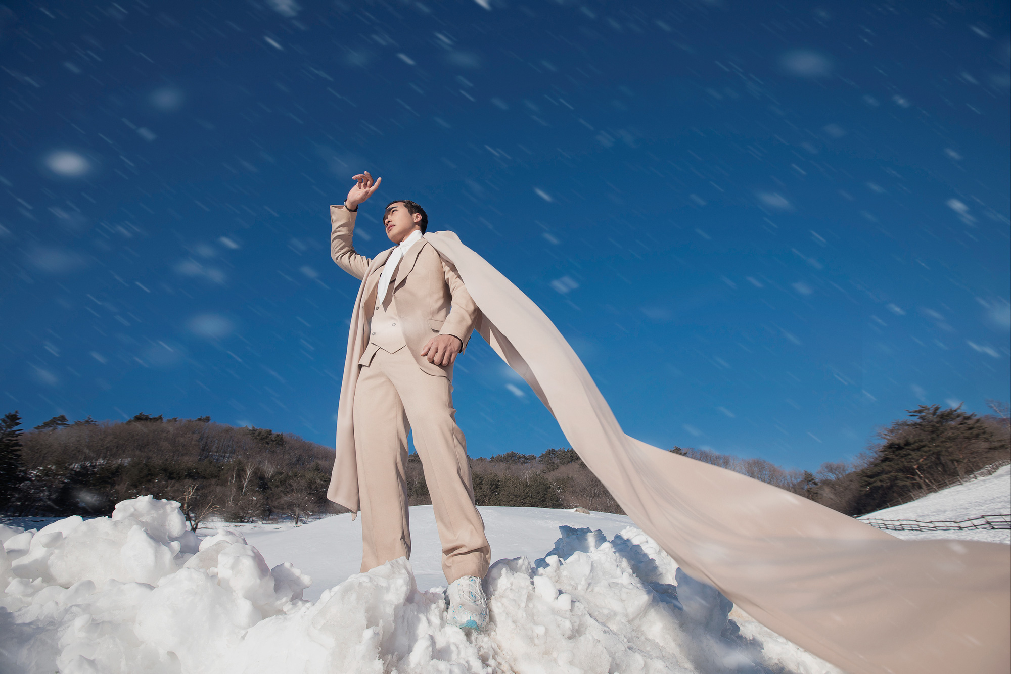 عکاس مجبور شد برای گرفتن عکسهای زاویه پایین در برف سرد دراز بکشد - عکس: تیم عینک Nhiếp ảnh gia phải nằm xuống tuyết lạnh để có những bức ảnh góc thấp - Ảnh: KIẾNG CẬN TEAM