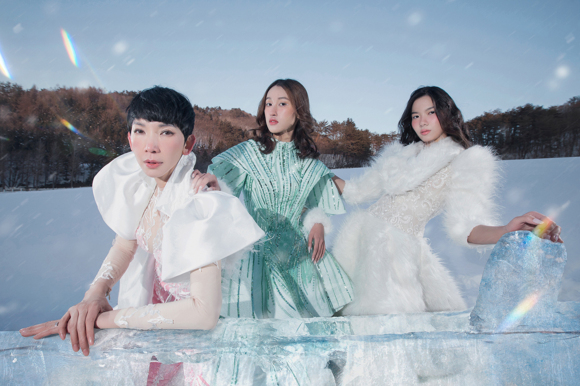 مدل ژوان لان (جلد سمت چپ) و نسل بعدی - عکس: عینک Người mẫu Xuân Lan (bìa trái) và thế hệ tiếp nối - Ảnh: KIẾNG CẬN TEAM