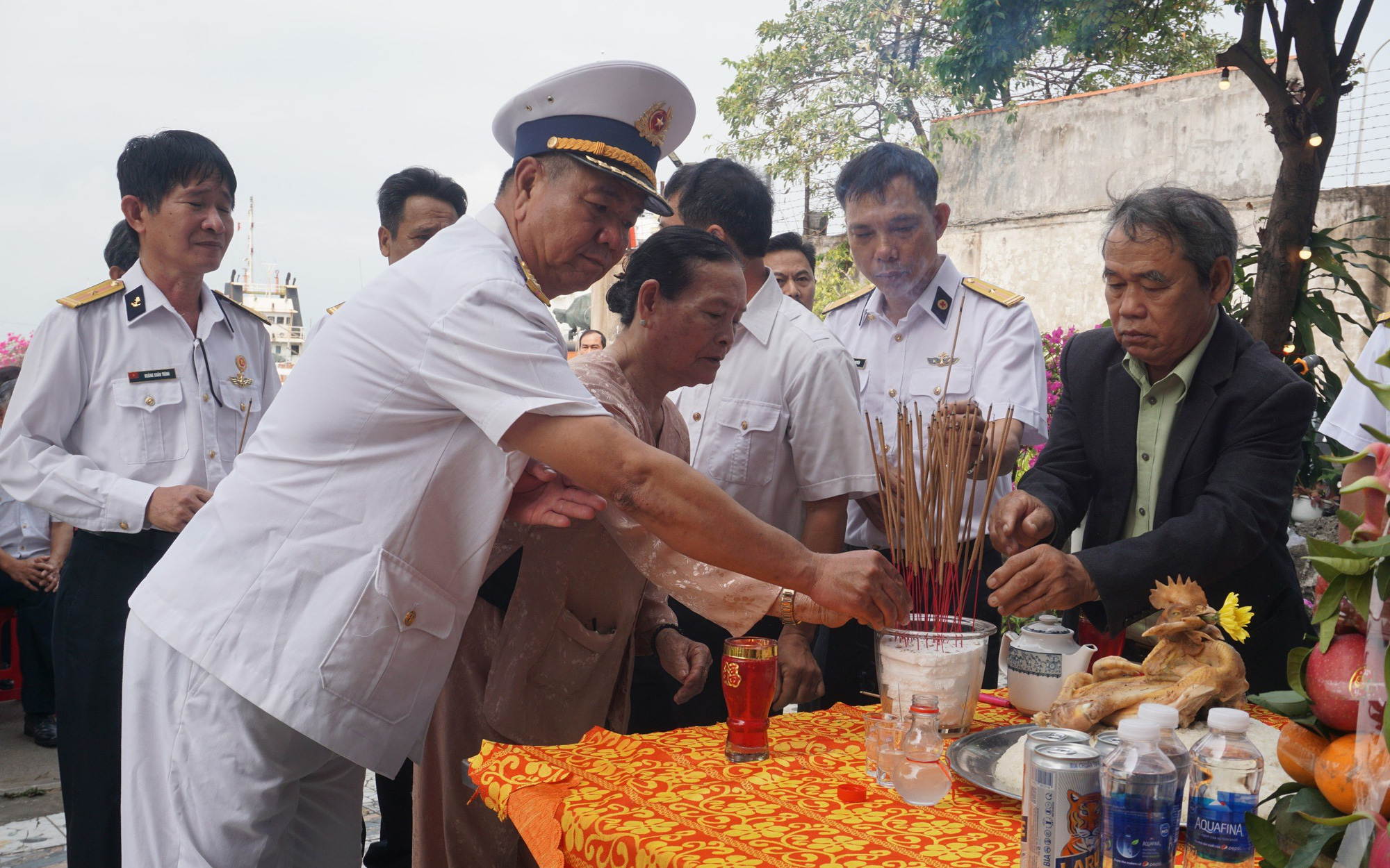 Lãnh đạo quận Hải Châu thăm, tặng quà thân nhân liệt sĩ sự kiện Gạc Ma- Ảnh 5. Dâng hương tưởng niệm liệt sĩ hy sinh trong trận Gạc Ma ở Đà Nẵng