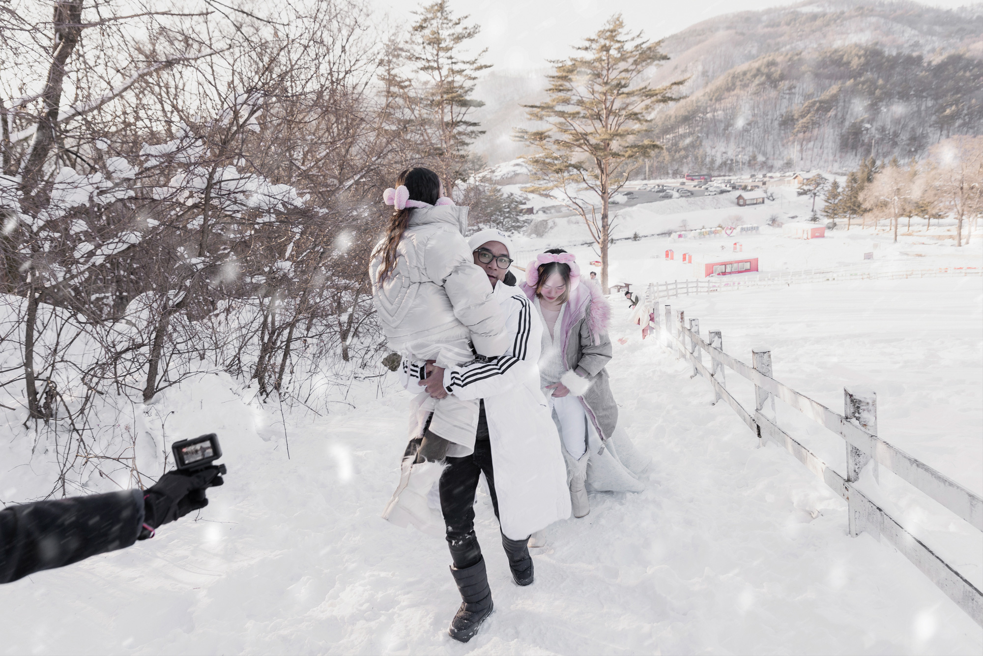 پشت صحنه عکاسی مد در برف - عکس: تیم عینک Hậu trường thực hiện bộ ảnh thời trang trong tuyết - Ảnh: KIẾNG CẬN TEAM