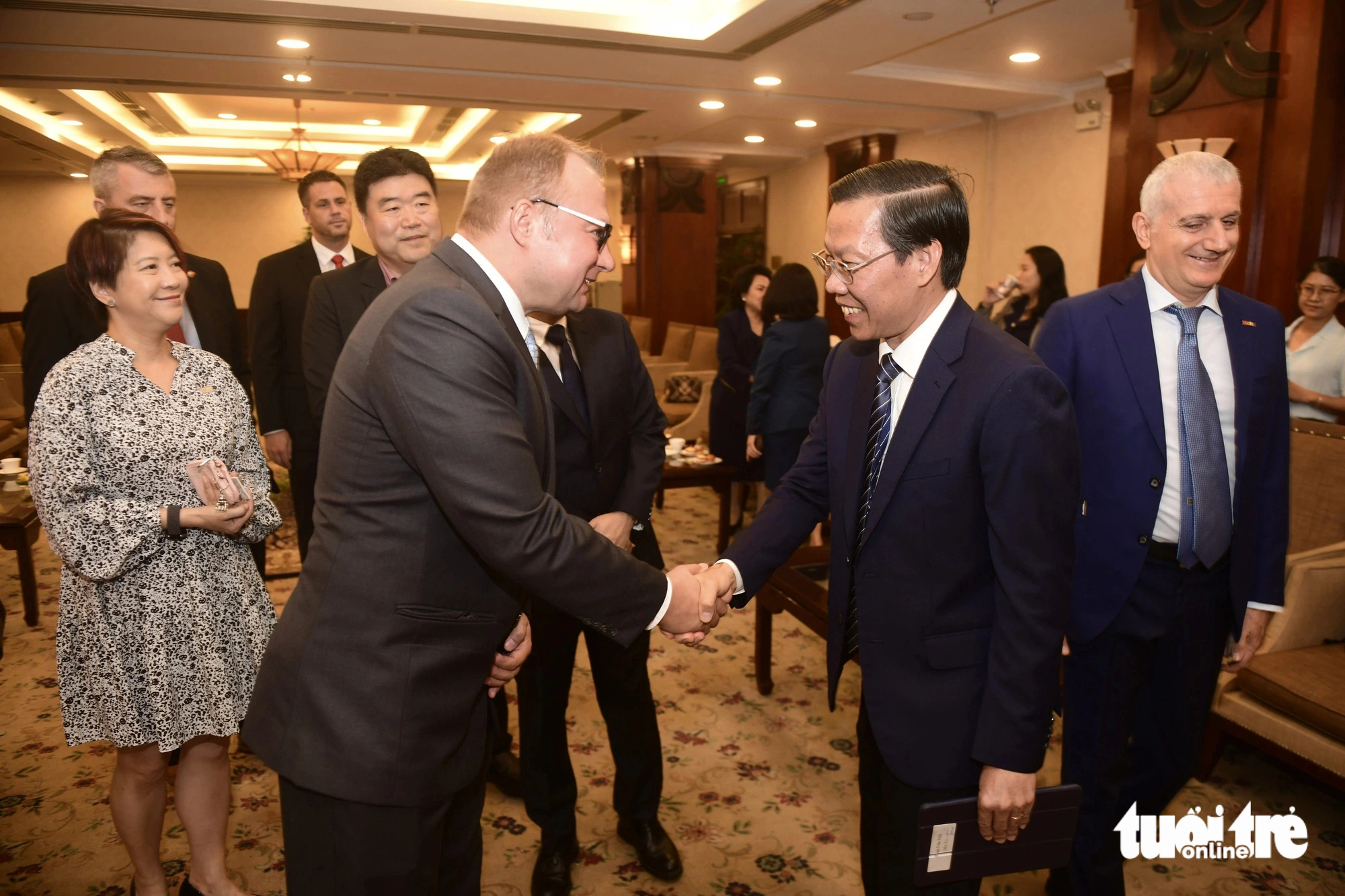Chủ tịch UBND TP.HCM Phan Văn Mãi trò chuyện với ông Piotr (Peter) Harasimowicz, trưởng đại diện Trung tâm Xúc tiến và đầu tư Ba Lan tại Việt Nam - Ảnh: QUANG ĐỊNH