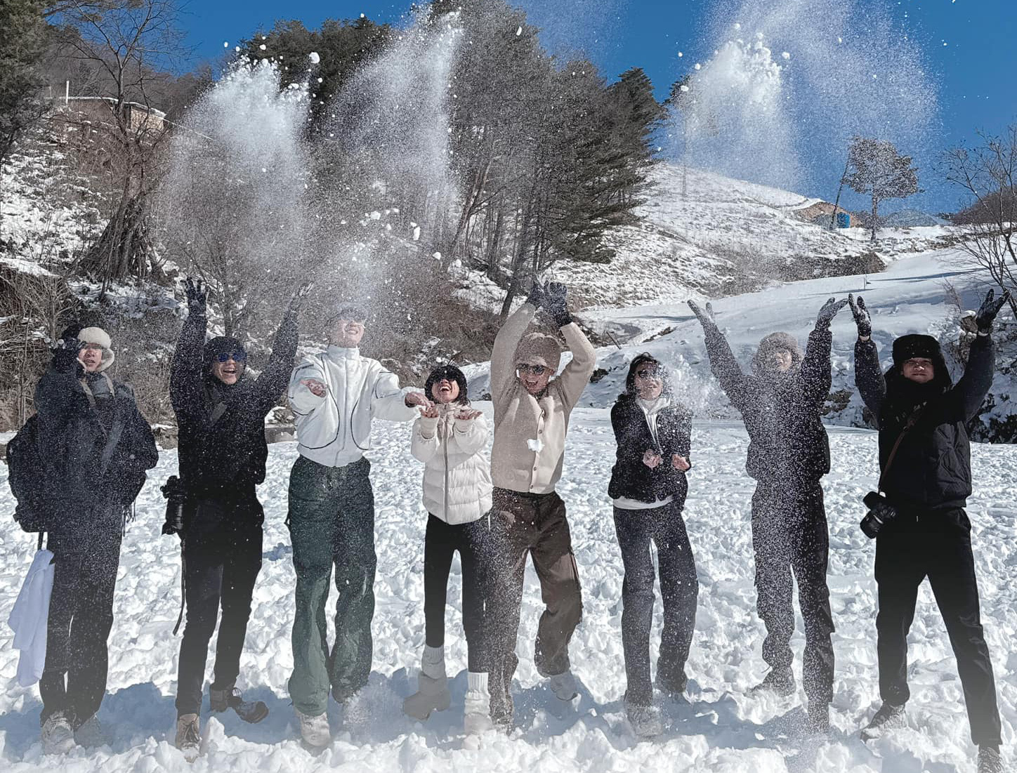 تیم عکاسی لحظات زیبای مدل را ثبت کردند - عکس: تیم KIẾNG CỈN Ê kíp nhiếp ảnh lưu lại những khoảnh khắc đẹp của người mẫu - Ảnh: KIẾNG CẬN TEAM