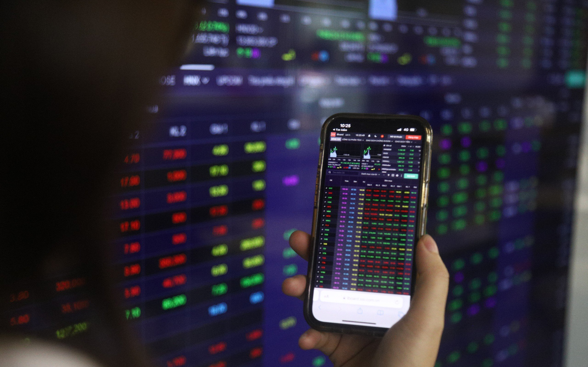 Chứng khoán tuần mới: VN-Index hướng tới 1.300, lưu ý gì cổ phiếu 'trà đá' trỗi dậy?- Ảnh 2. Một cổ phiếu tăng liền 240%, chủ tịch công ty nói ‘không biết nguyên nhân’