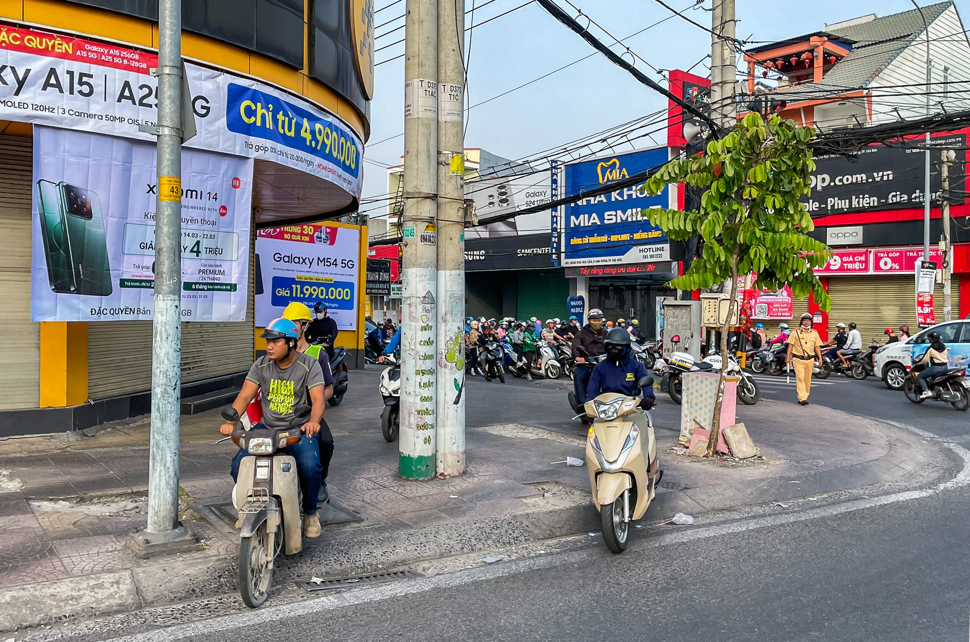 Đường số 2 tuyến chính nối Kha Vạn Cân ùn ứ sáng chiều, xe leo lề, vỉa hè bể nát- Ảnh 6.