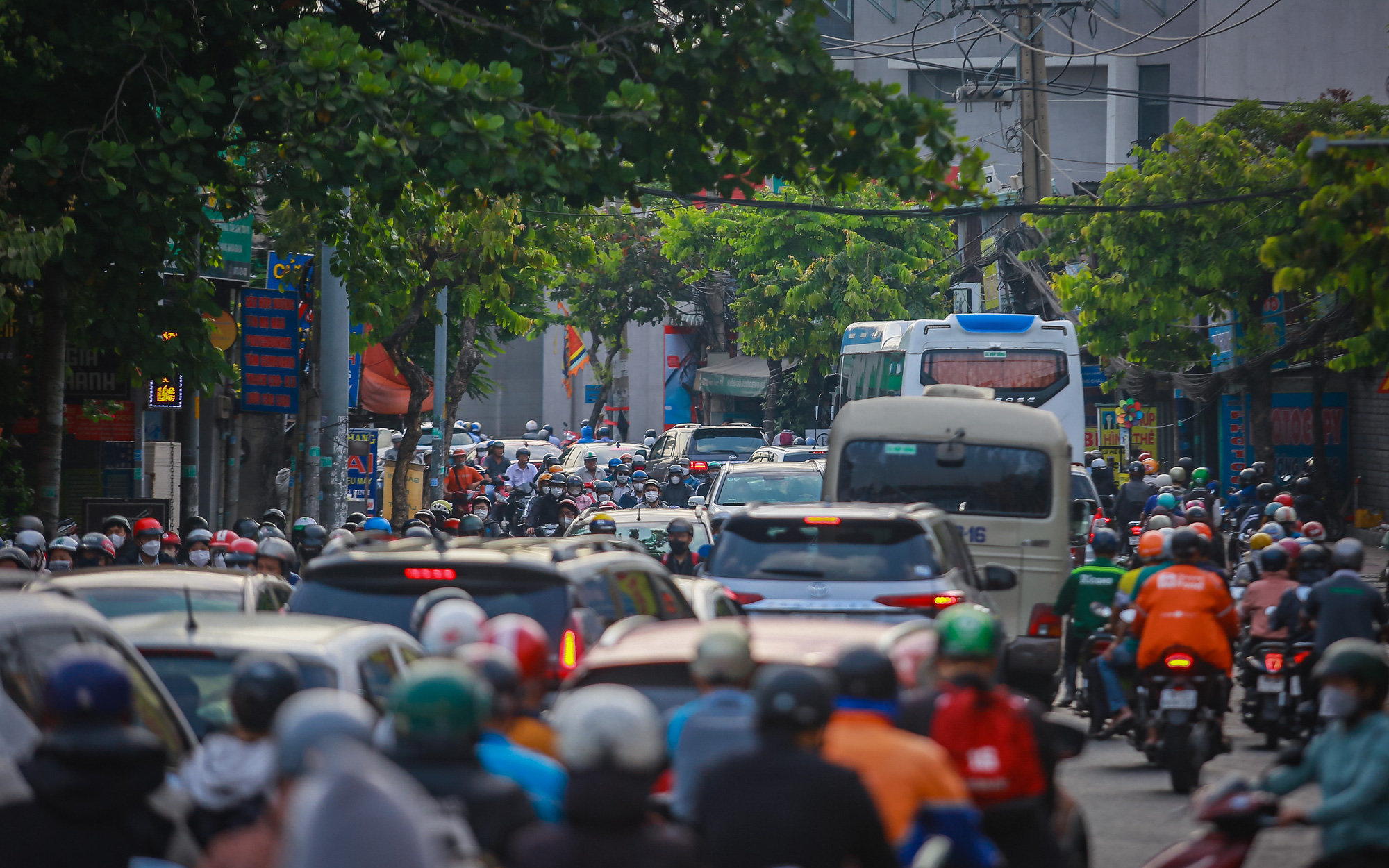 Đường Lê Văn Việt, TP Thủ Đức ùn ứ sáng chiều, dự án mở rộng vẫn chờ phê duyệt- Ảnh 6. Đường số 2 tuyến chính nối Kha Vạn Cân ùn ứ sáng chiều, xe leo lề, vỉa hè bể nát