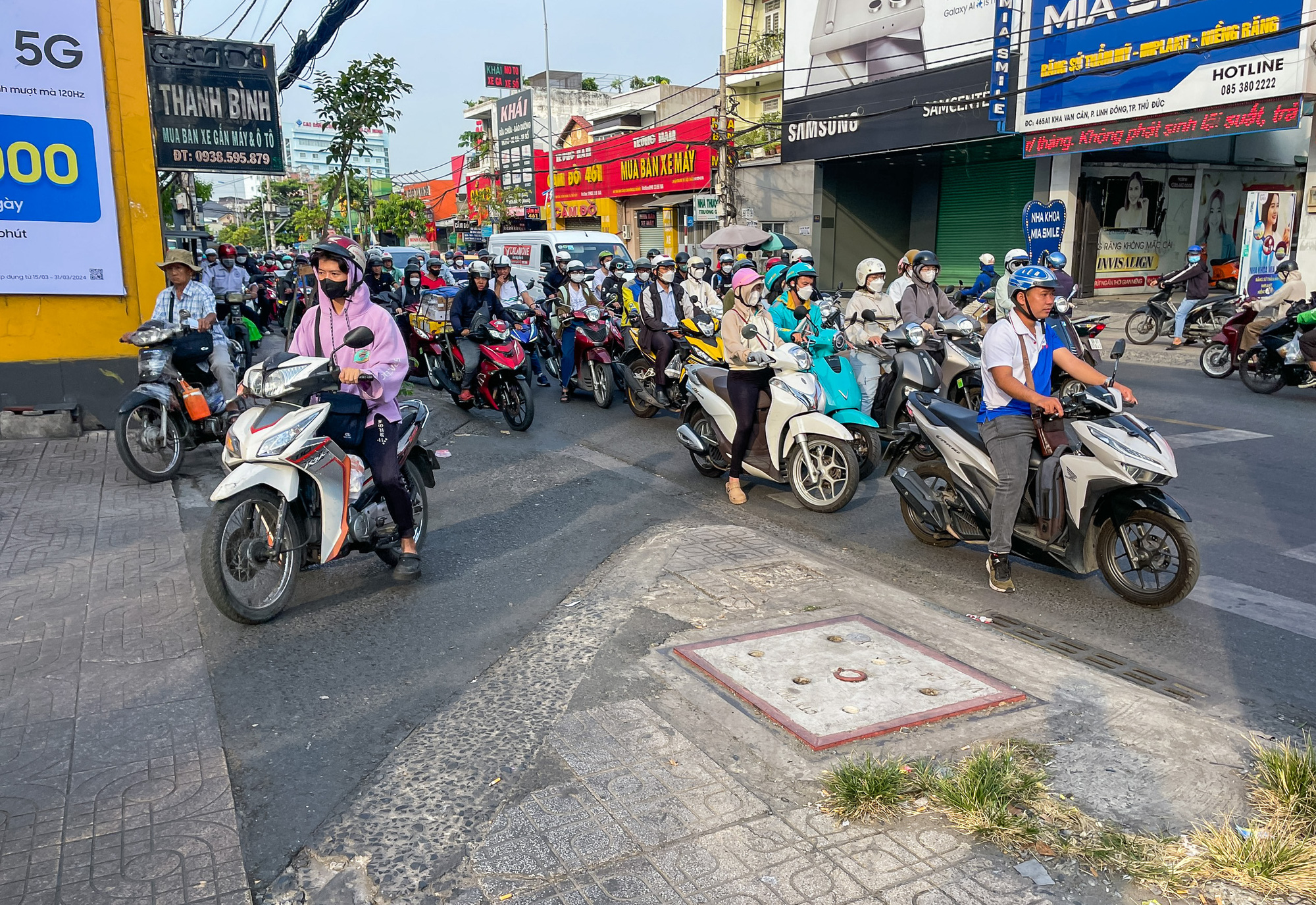 Đường số 2 tuyến chính nối Kha Vạn Cân ùn ứ sáng chiều, xe leo lề, vỉa hè bể nát- Ảnh 5.