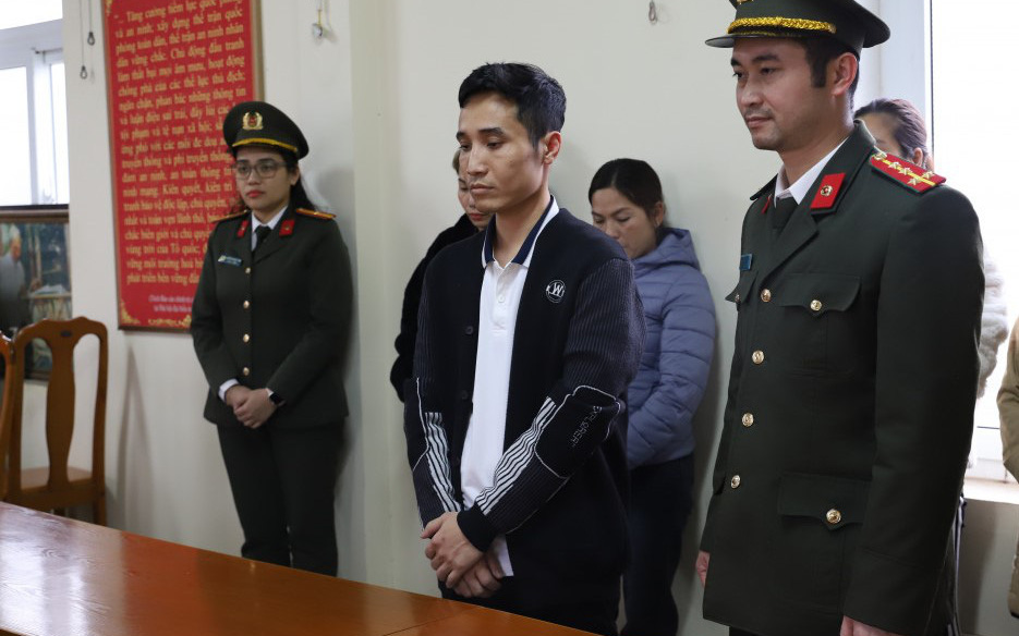 Khởi tố nữ cán bộ tín dụng tổ chức môi giới đưa người ra nước ngoài trái phép- Ảnh 3. Khởi tố đường dây tổ chức đưa người vượt biên với giá hàng ngàn USD/người