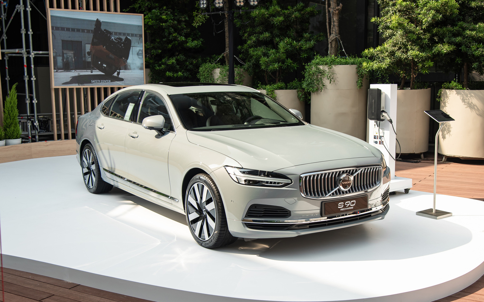 Triển lãm đầu tiên của Volvo tại Việt Nam 'vừa đủ' tới mức nào?- Ảnh 11. Volvo S90 Ultimate Recharge giá 2,89 tỉ: Đi 98km không cần xăng