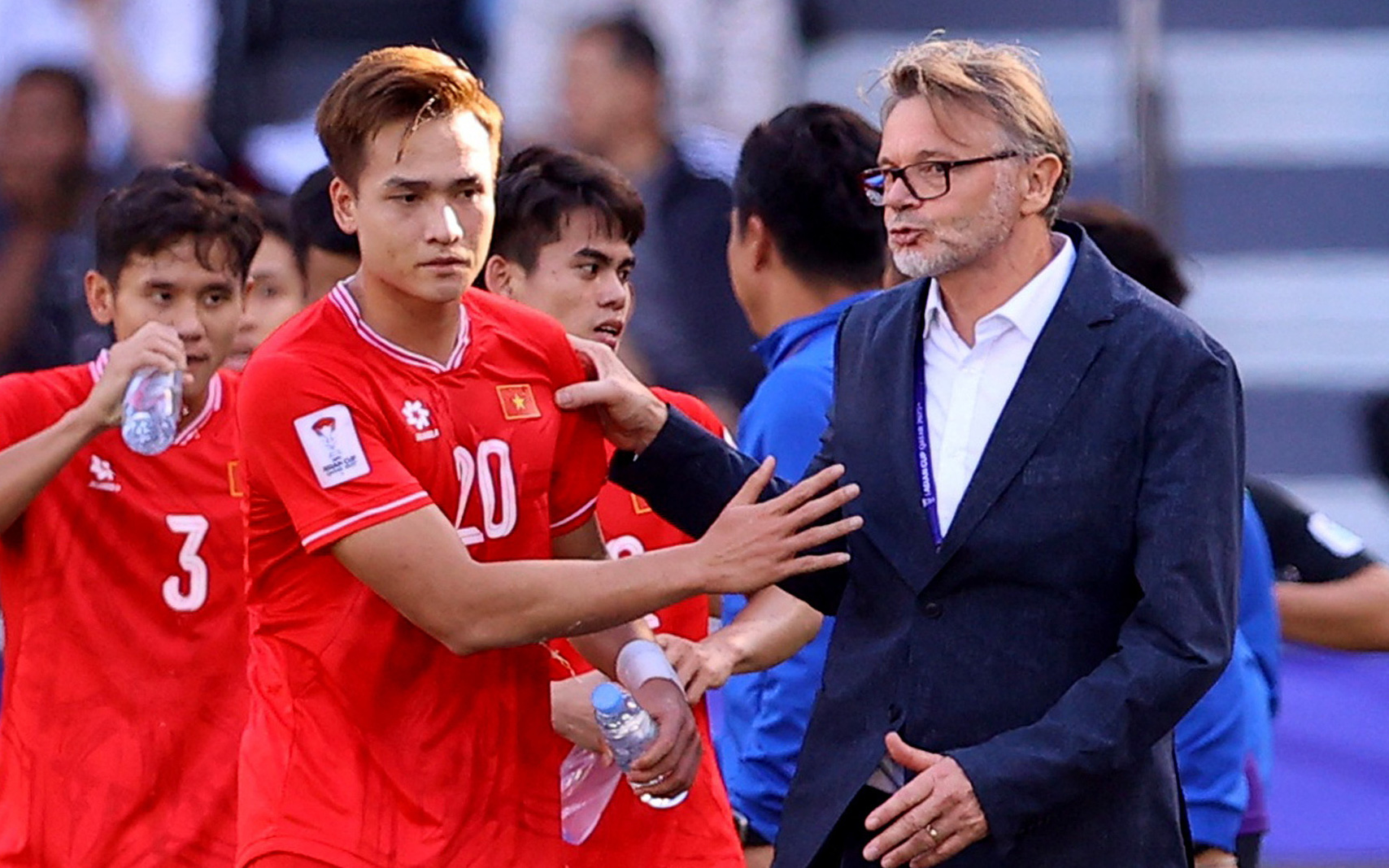 HLV Shin Tae Yong hứa giúp tuyển Indonesia đánh bại tuyển Việt Nam- Ảnh 4. VFF mong CĐV ủng hộ HLV Troussier và đội tuyển Việt Nam
