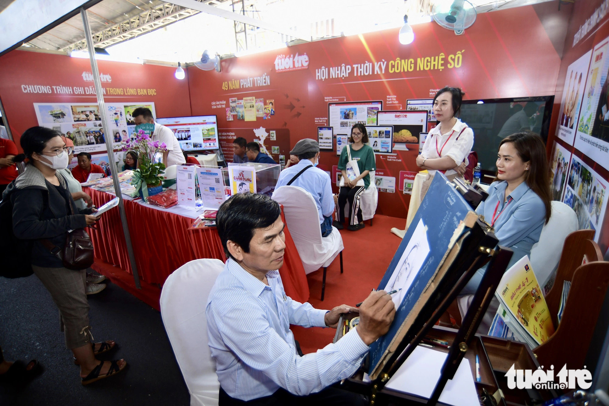 Họa sĩ Lê Sa Long vẽ chân dung bằng chì trên giấy cho độc giả Thanh Hà - Ảnh: QUANG ĐỊNH