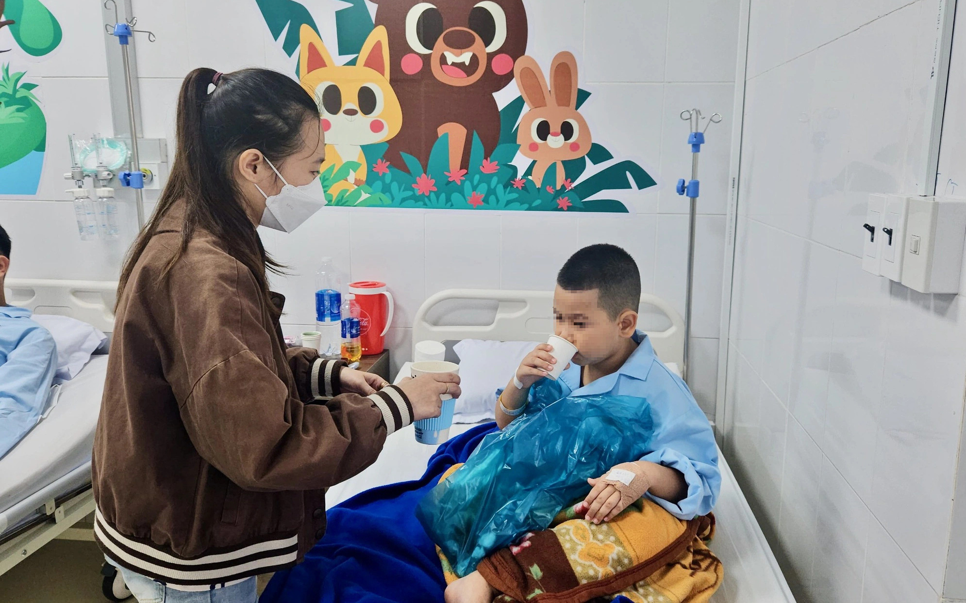 Viện Pasteur: Có 3 khuẩn trong vụ ngộ độc cơm gà ở Nha Trang- Ảnh 3. Vụ ngộ độc do ăn cơm gà: Diễn tiến nhanh như vụ ngộ độc suất ăn bán trú trước đó