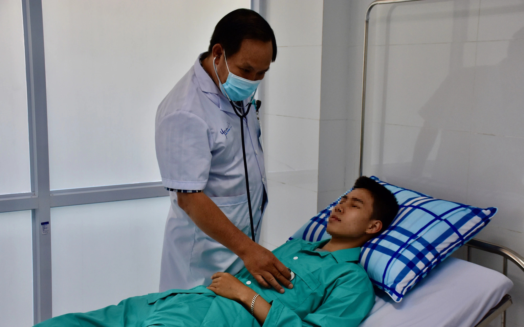 Vụ ngộ độc ăn cơm gà ở Nha Trang: 1 ca đang mang thai phải vào hồi sức tích cực chống độc- Ảnh 3. Số bệnh nhân điều trị sau vụ ăn cơm gà ở Nha Trang tiếp tục tăng, phát hiện khuẩn Salmonella
