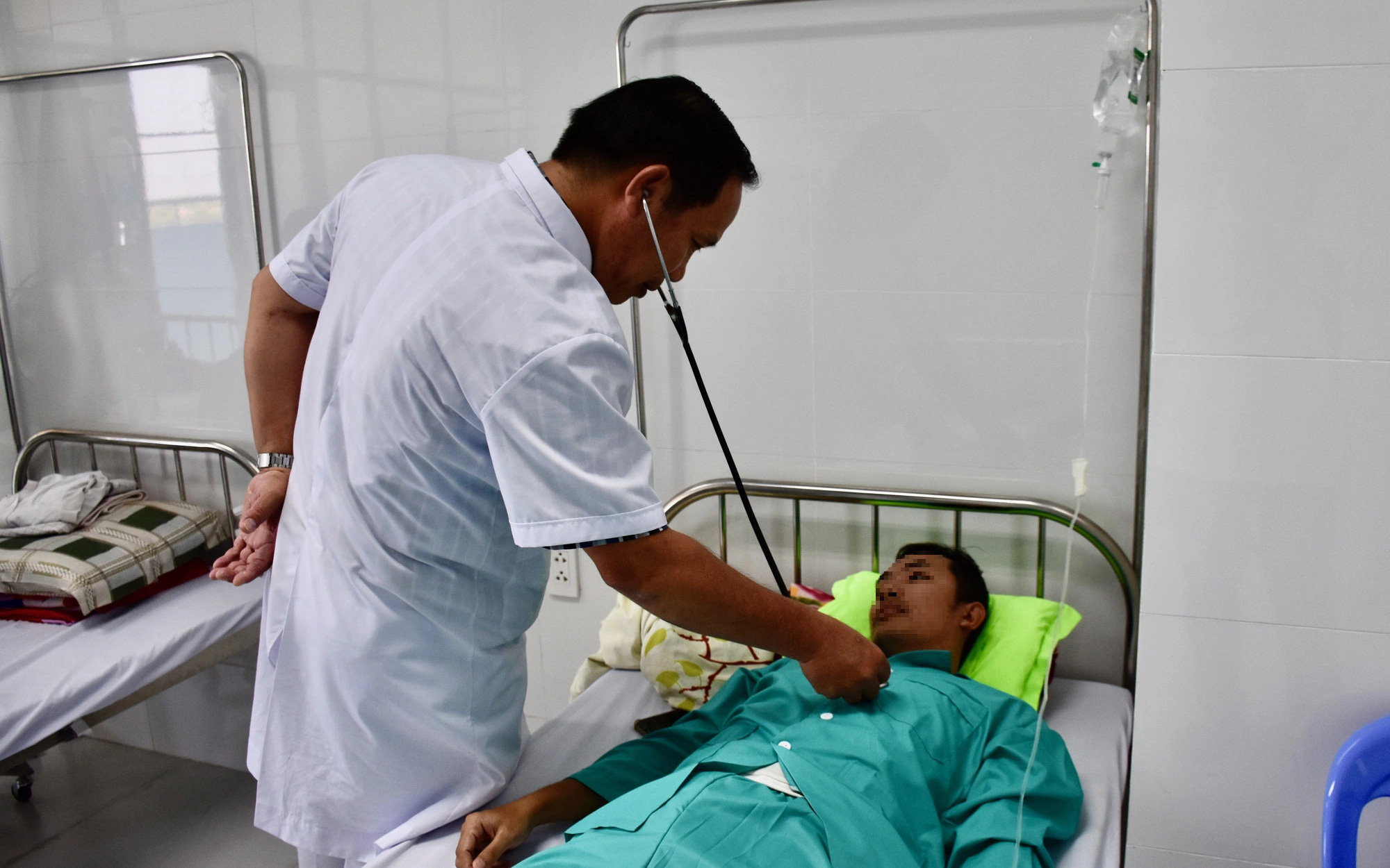Vụ ngộ độc do ăn cơm gà: Diễn tiến nhanh như vụ ngộ độc suất ăn bán trú trước đó- Ảnh 2. Vụ ngộ độc ăn cơm gà ở Nha Trang: 1 ca đang mang thai phải vào hồi sức tích cực chống độc