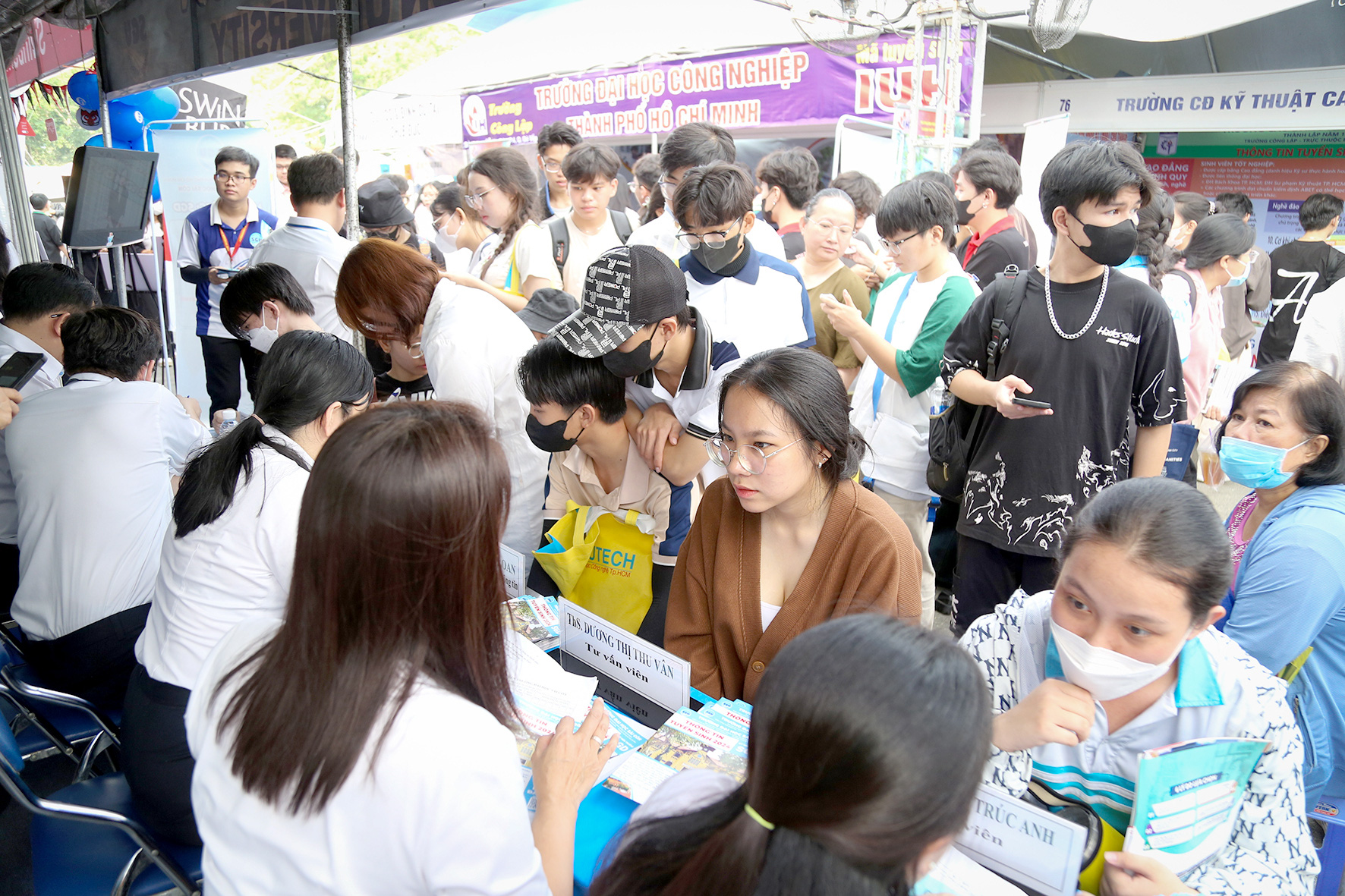 Tại các ngày hội tư vấn tuyển sinh - hướng nghiệp, gian tư vấn của các trường đại học luôn thu hút đông đảo phụ huynh, học sinh. Trong ảnh: Ngày hội tư vấn tuyển sinh - hướng nghiệp tại TP.HCM vào sáng 3-3 - Ảnh: PHƯƠNG QUYÊN