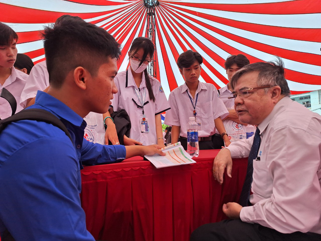 PGS.TS Huỳnh Thanh Hùng giải thích ngành nuôi trồng thủy sản cho Đăng Khôi - Ảnh: TRỌNG NHÂN