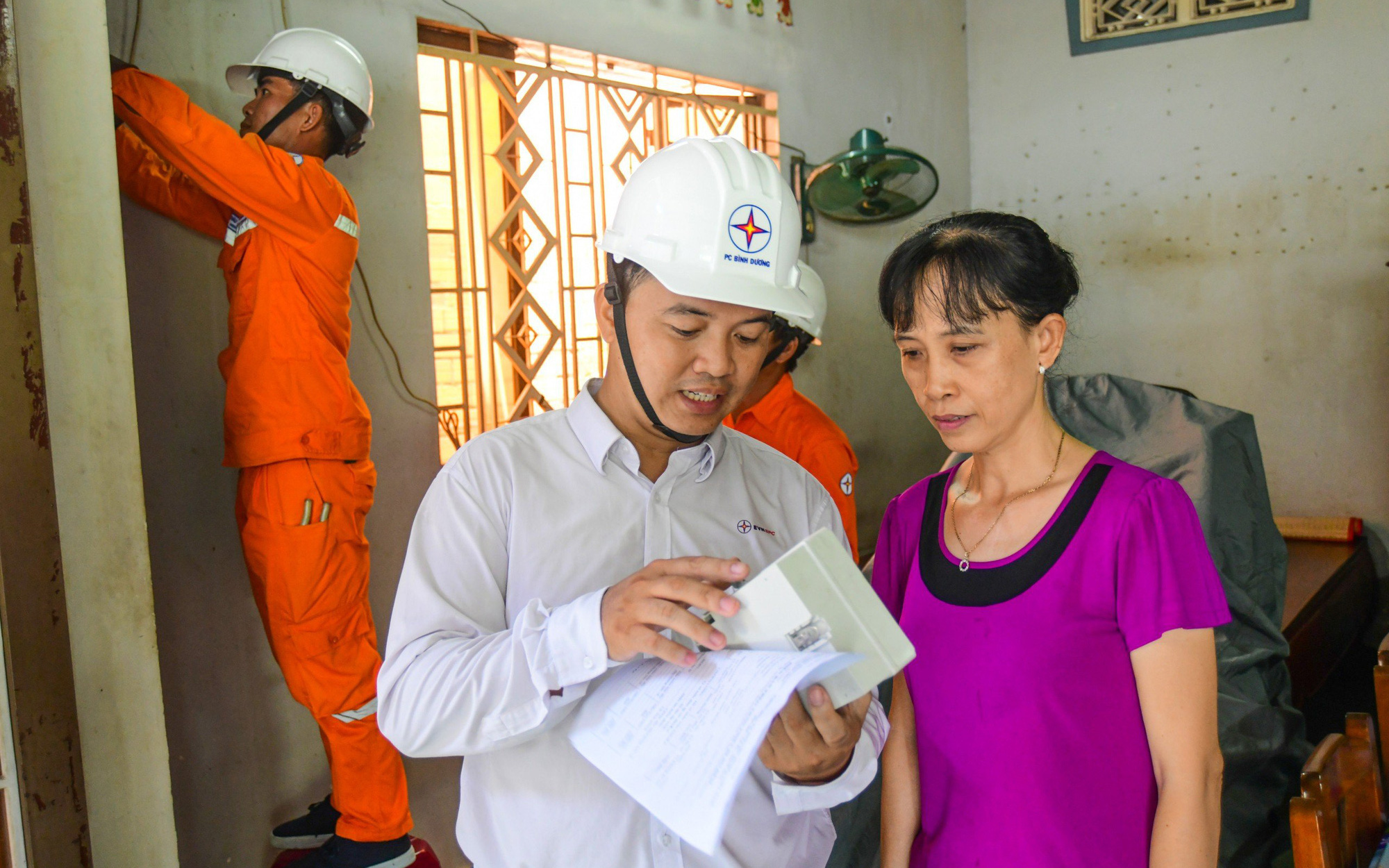Tiết kiệm điện để hóa đơn không ‘nhảy múa’ mùa nắng nóng- Ảnh 2. Mùa nắng nóng, dùng điện tiết kiệm, tránh hóa đơn tiền điện tăng cao