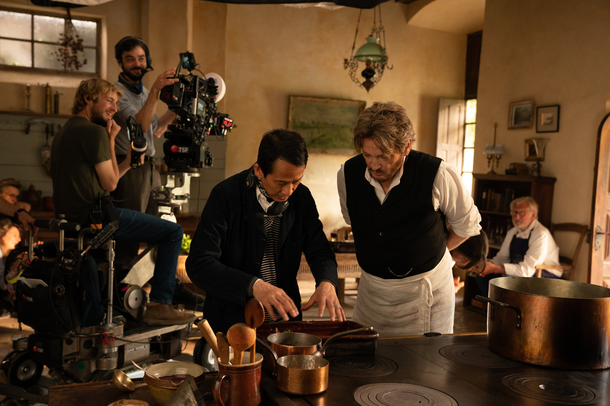 Regizorul Tran Anh Hung și actorul Benoît Magimel pe platourile de filmare - Foto: IFC Films Đạo diễn Trần Anh Hùng và nam diễn viên Benoît Magimel trên set quay - Ảnh: IFC Films
