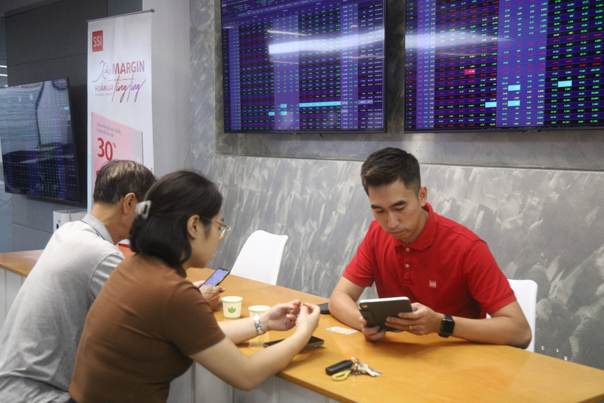 Chứng khoán tuần mới: Thông tin nào khiến nhà đầu tư thấp thỏm?- Ảnh 3. Tiền vào chứng khoán tiếp tục tăng, loạt cổ phiếu đạt đỉnh lịch sử