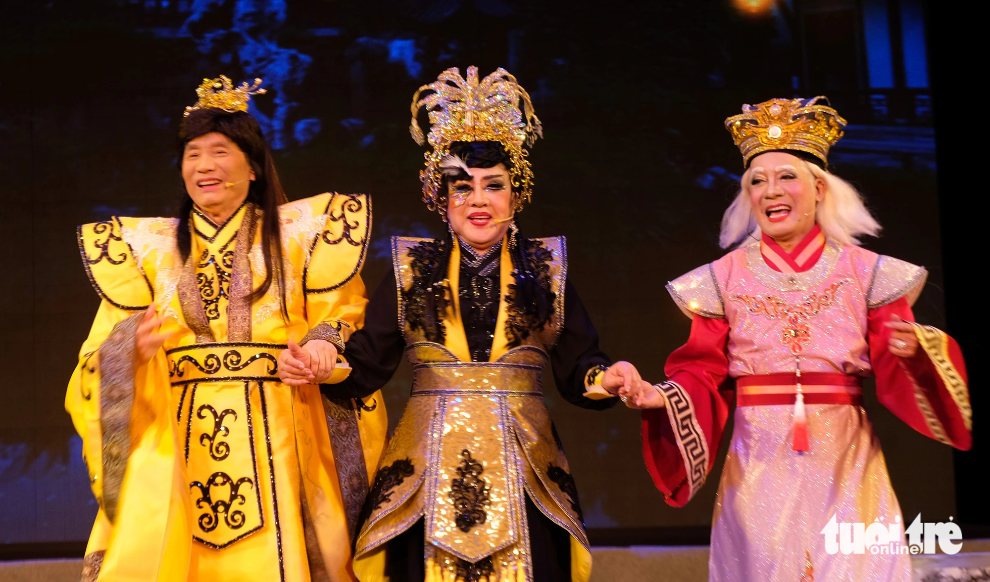 משמאל לימין Minh Vuong, Le Thuy ו-Minh Nhi בקטע Chung Vo Diem - צילום: LINH DOAN Từ trái qua: nghệ sĩ Minh Vương, Lệ Thủy và Minh Nhí trong trích đoạn Chung Vô Diệm - Ảnh: LINH ĐOAN