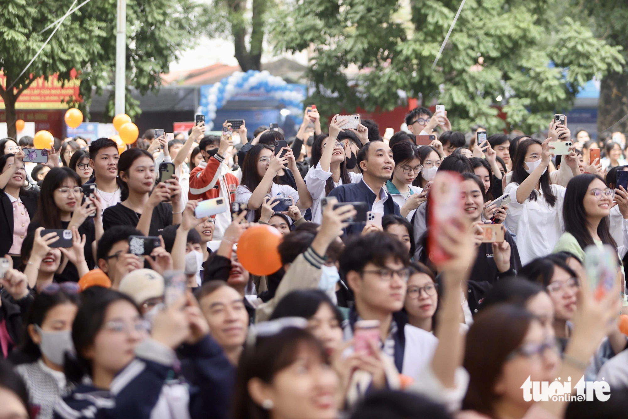 Rapper Double2T's performance attracted a large number of contestants - Photo: NGUYEN KHANH Màn trình diễn của rapper Double2T thu hút rất đông thí sinh - Ảnh: NGUYỄN KHÁNH