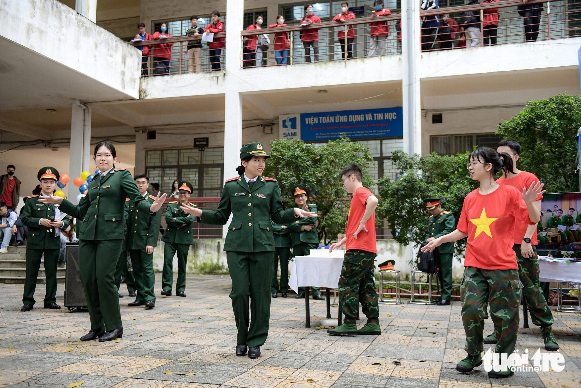 Để thu hút thí sinh, thầy cô, sinh viên của các trường khối quân sự không ngại nhảy - Ảnh: NAM TRẦN Thầy cô, sinh viên của các trường khối quân sự không ngại... nhảy tại ngày hội - Ảnh: NAM TRẦN