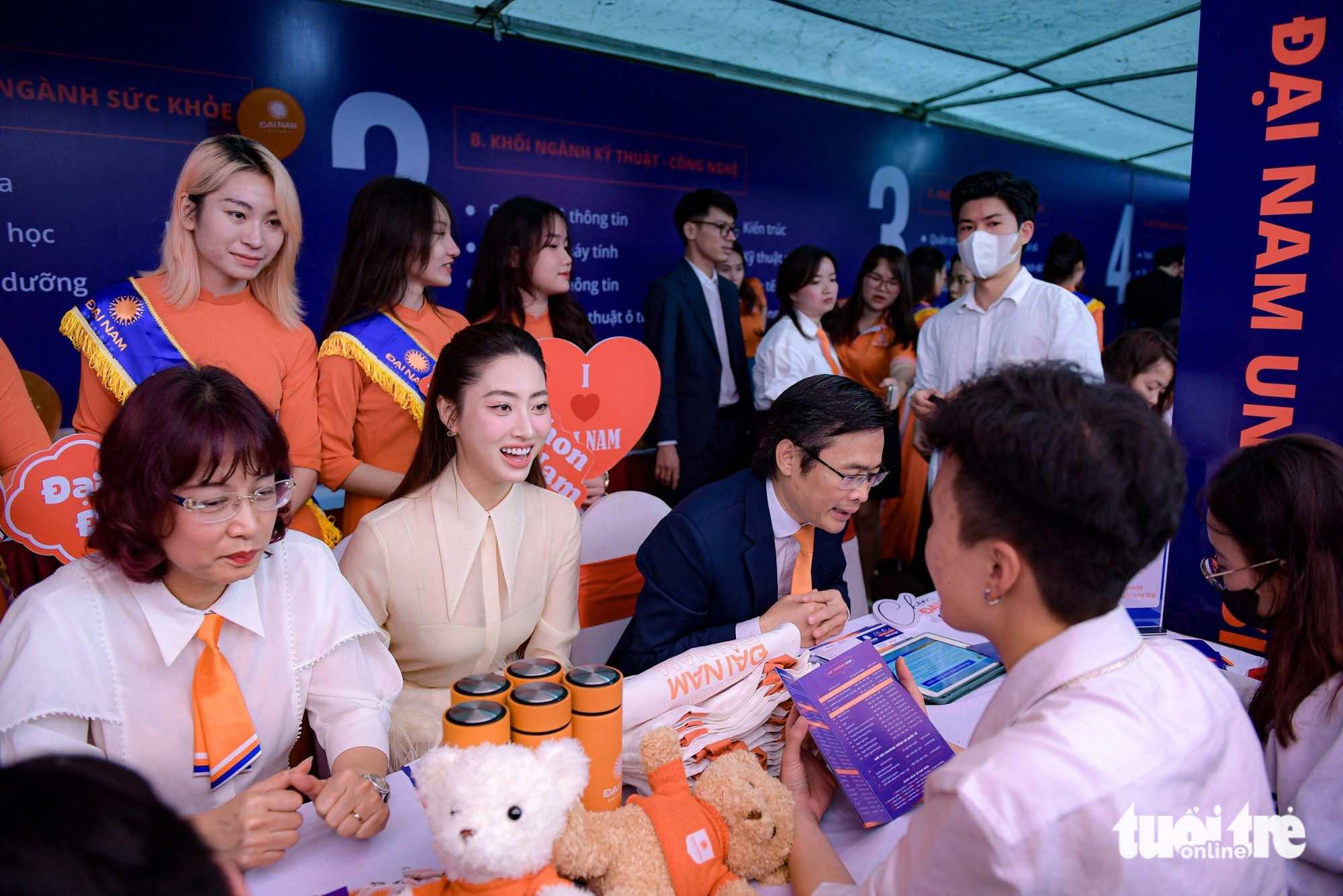Là giảng viên của trường Đại học Đại Nam, không có lí do gì mà hoa hậu Đỗ Mỹ Linh vắng mặt tại Ngày hội Tư vấn tuyển sinh - Hướng nghiệp 2024 ở Hà Nội - Ảnh: NAM TRẦN Hoa hậu Lương Thùy Linh tư vấn cho thí sinh tại gian tư vấn của Trường đại học Đại Nam. Sự xuất hiện của người đẹp tại Ngày hội Tư vấn tuyển sinh - hướng nghiệp 2024 thu hút sự chú ý của nhiều thí sinh - Ảnh: NAM TRẦN