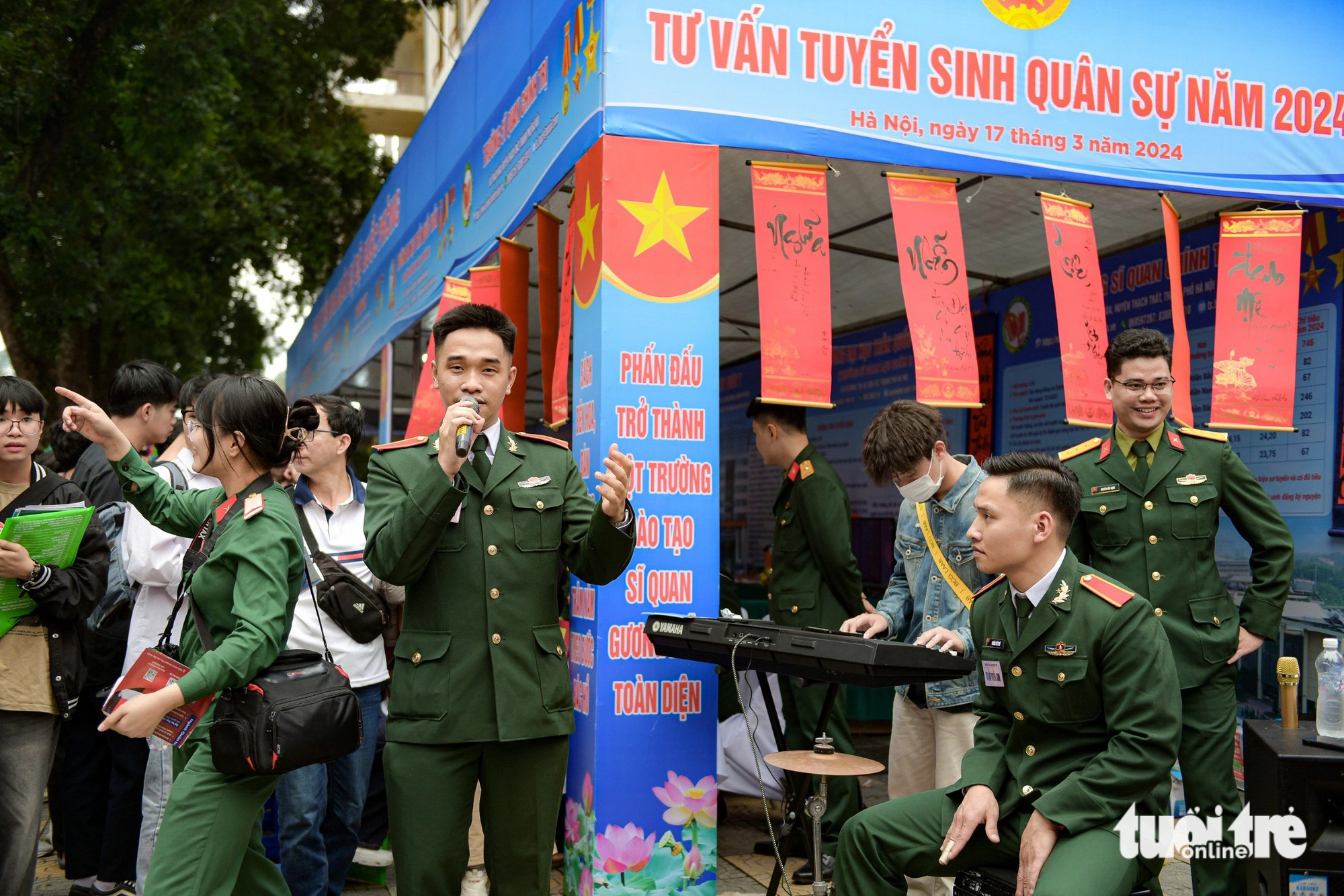 Đi ngày hội tư vấn tuyển sinh xem các 'cô bộ đội' nhảy, nghe hoa hậu Lương Thùy Linh tư vấn- Ảnh 3. Những tiết mục văn nghệ khiến các gian tư vấn tuyển sinh quân sự năm 2024 sôi nổi, gần gũi hơn - Ảnh: NAM TRẦN