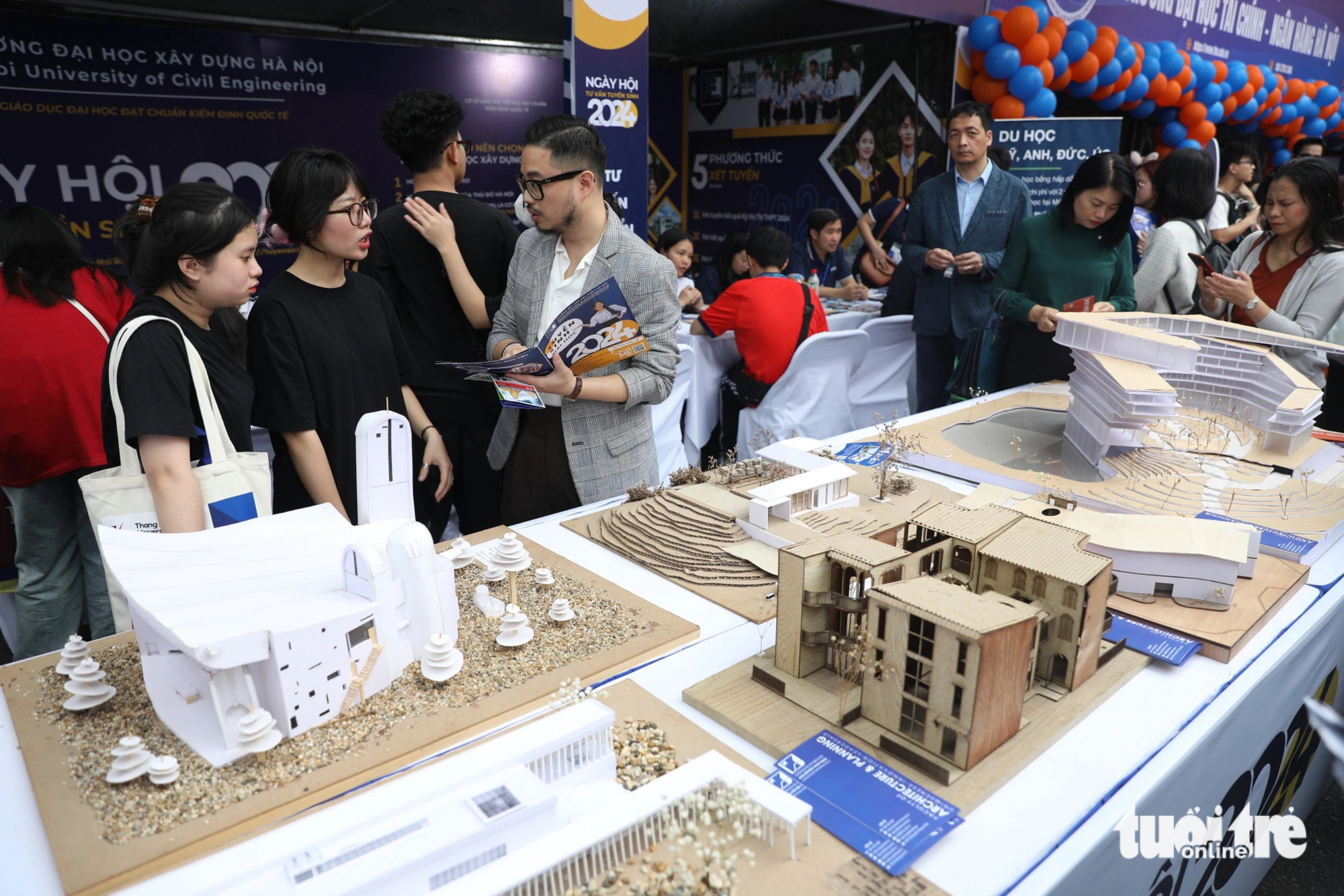 Đi ngày hội tư vấn tuyển sinh xem các 'cô bộ đội' nhảy, nghe hoa hậu Lương Thùy Linh tư vấn- Ảnh 5. Trường đại học xây dựng Hà Nội đem mô hình xây dựng tới ngày hội - Ảnh: DANH KHANG