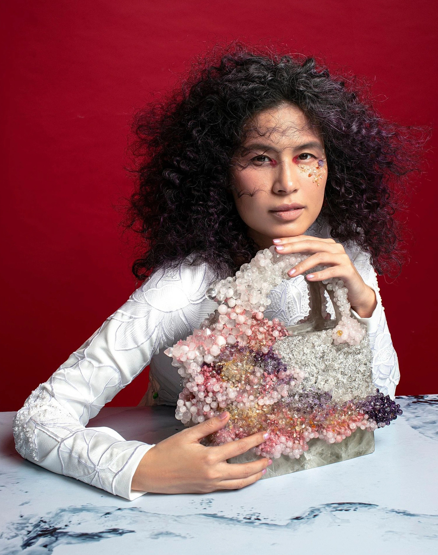 石英が入った特別なバッグの横にあるティア=トゥイ・グエン - 写真: NVCC