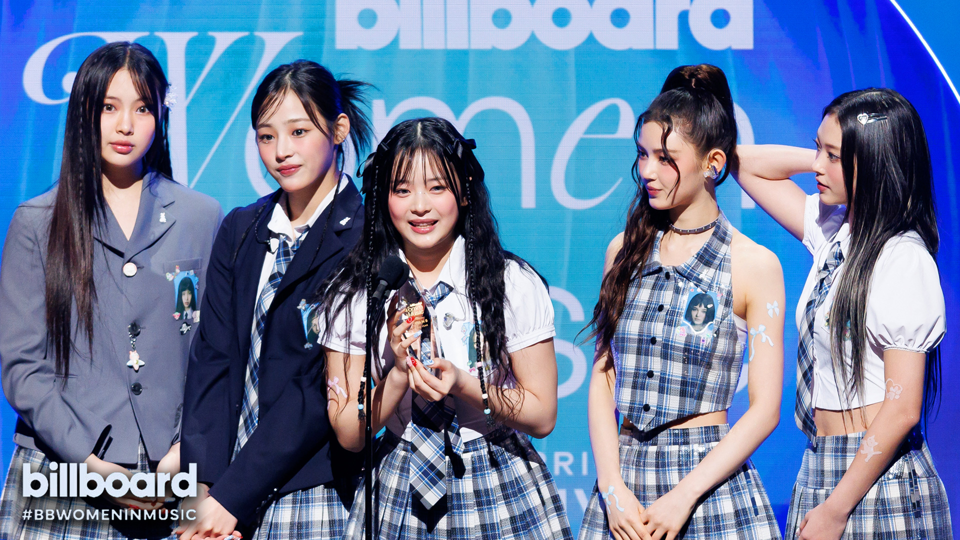 ខោខូវប៊យថ្មីត្រូវបានផ្តល់កិត្តិយសនៅឯពានរង្វាន់ Billboard Women in Music Awards អន្តរជាតិ - រូបថត៖ Billboard NewJeans được vinh danh ở giải thưởng quốc tế Billboard Women in Music Awards - Ảnh: Billboard