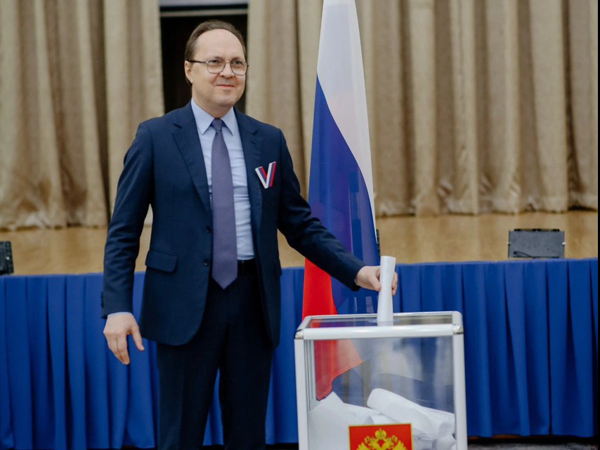 Đại sứ Nga tại Việt Nam Gennady Stepanovich Bezdetko bỏ phiếu - Ảnh: Đại sứ quán Nga tại Hà Nội