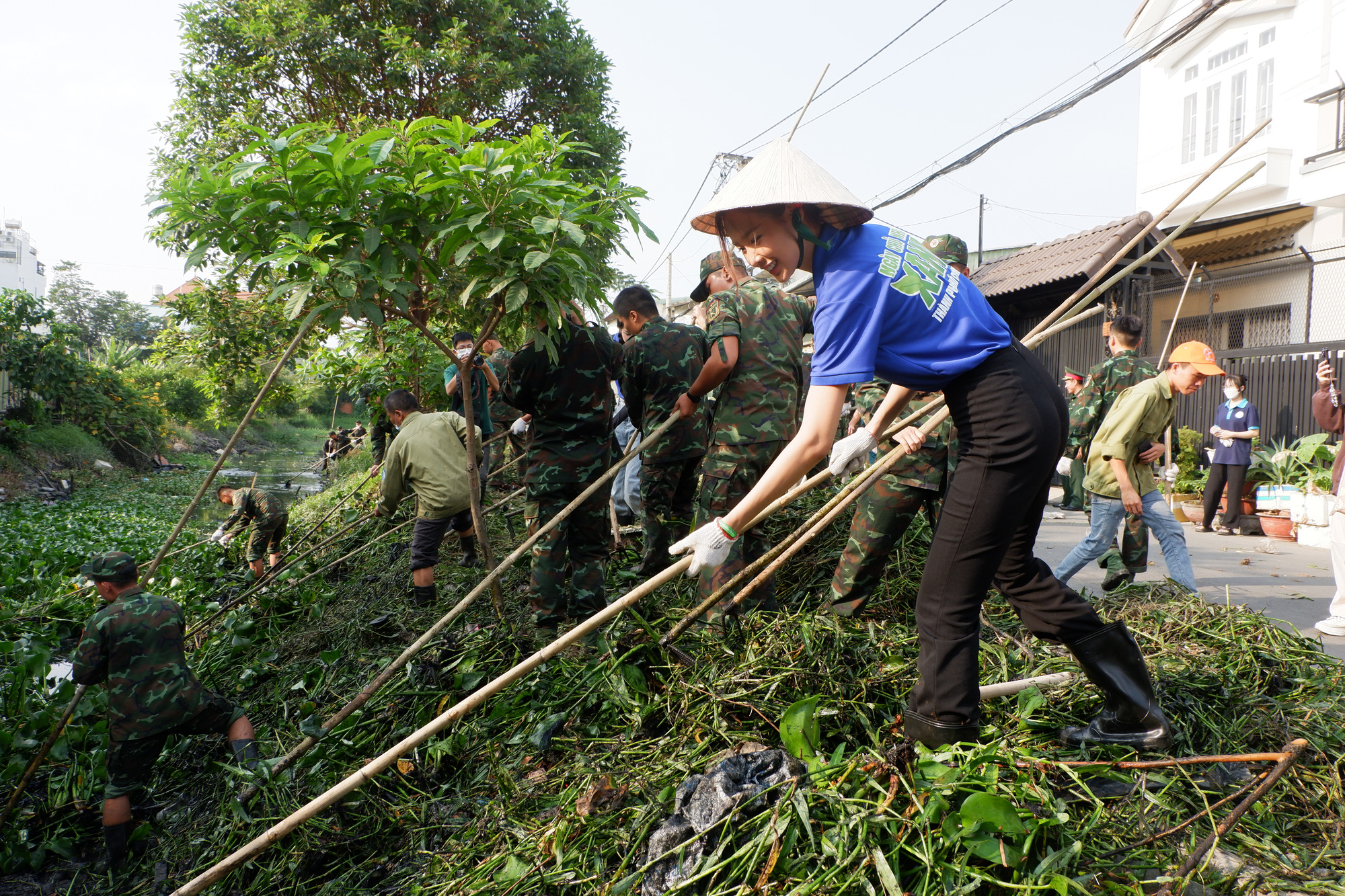 Cần duy trì Chủ nhật xanh thường xuyên- Ảnh 3. Hoa hậu Liên lục địa Lê Nguyễn Bảo Ngọc dọn rác Chủ nhật xanh