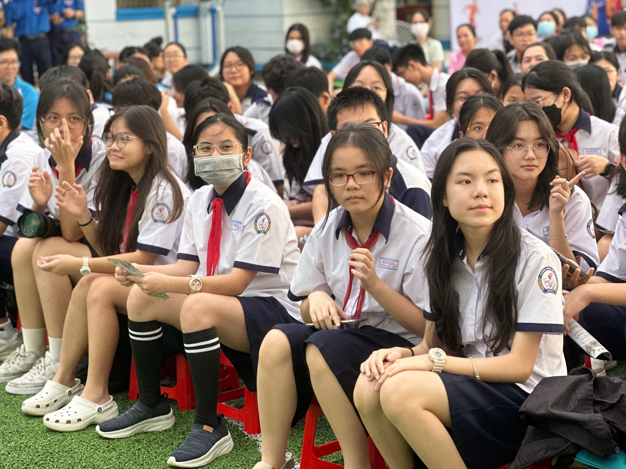 Học sinh lớp 9 hào hứng tìm hiểu Trường THPT Bùi Thị Xuân- Ảnh 4.